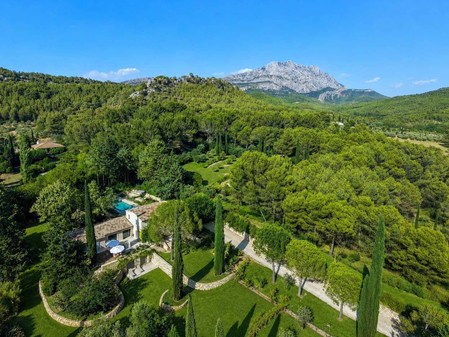 luxury house 7 Rooms for sale on AIX EN PROVENCE (13100)