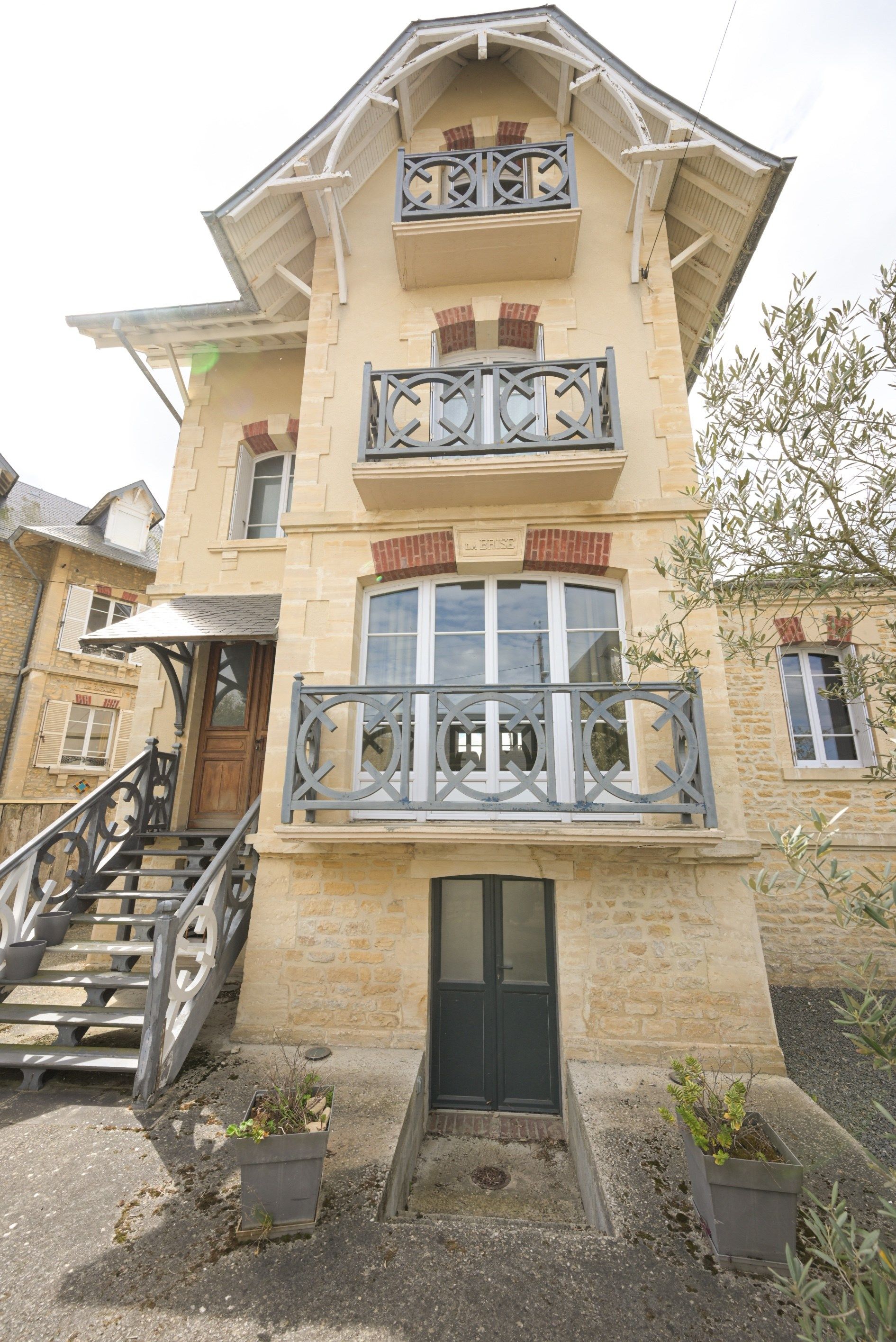 luxury house 7 Rooms for sale on BERNIERES SUR MER (14990)