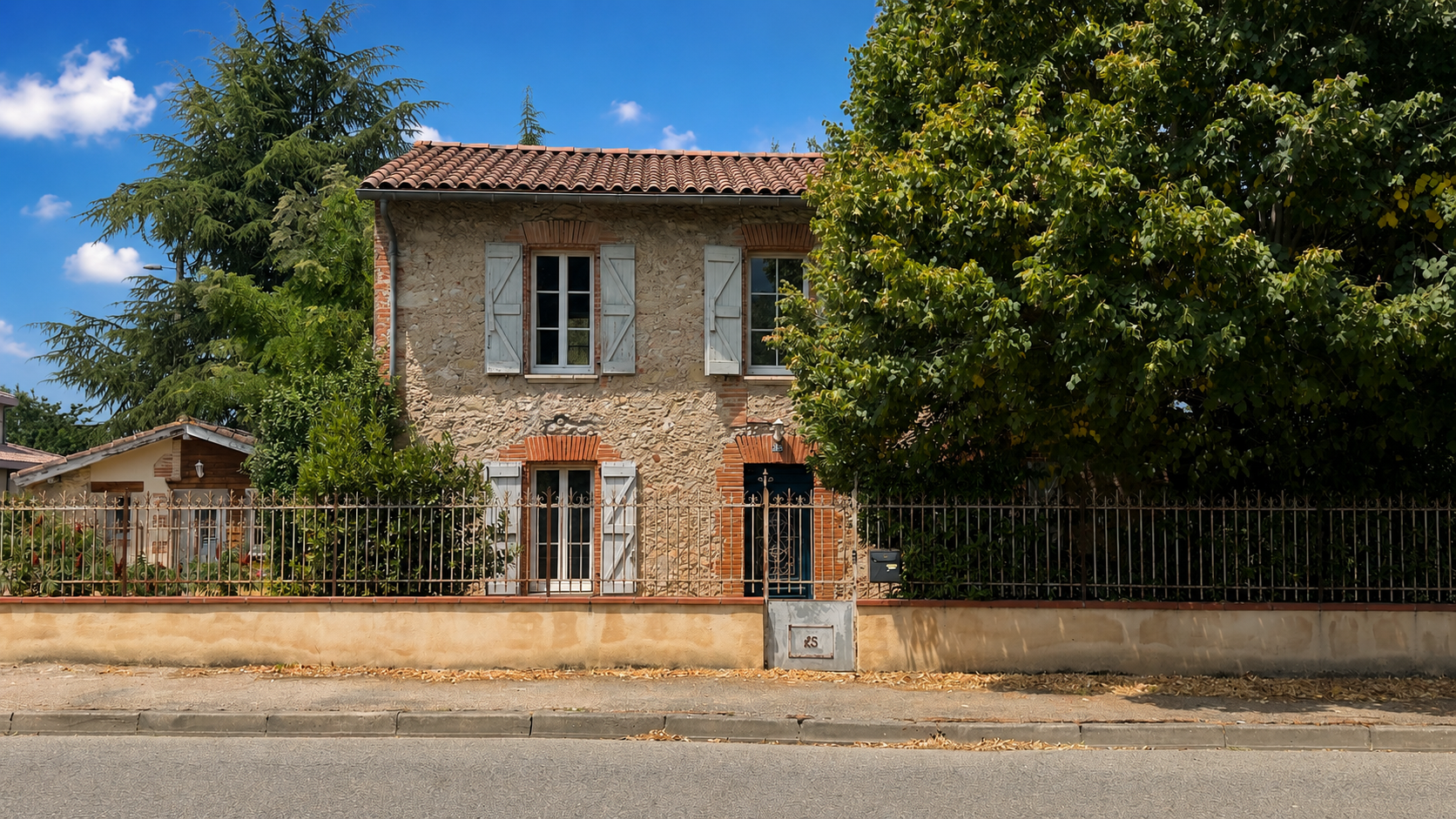 luxury house 6 Rooms for sale on LAVAUR (81500)
