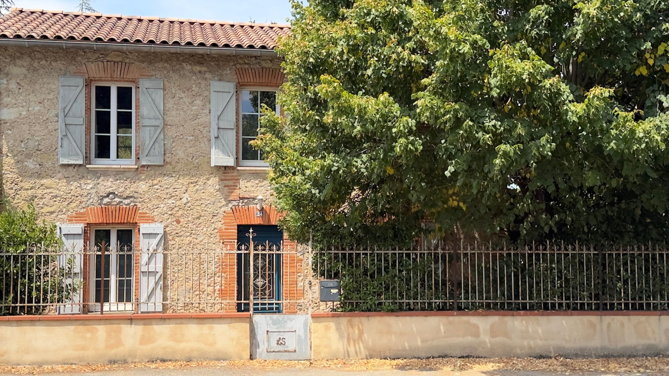 luxury house 6 Rooms for sale on LAVAUR (81500)