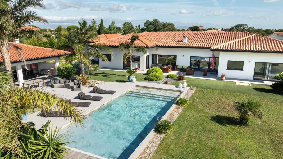 luxury house 6 Rooms for sale on PERPIGNAN (66000)
