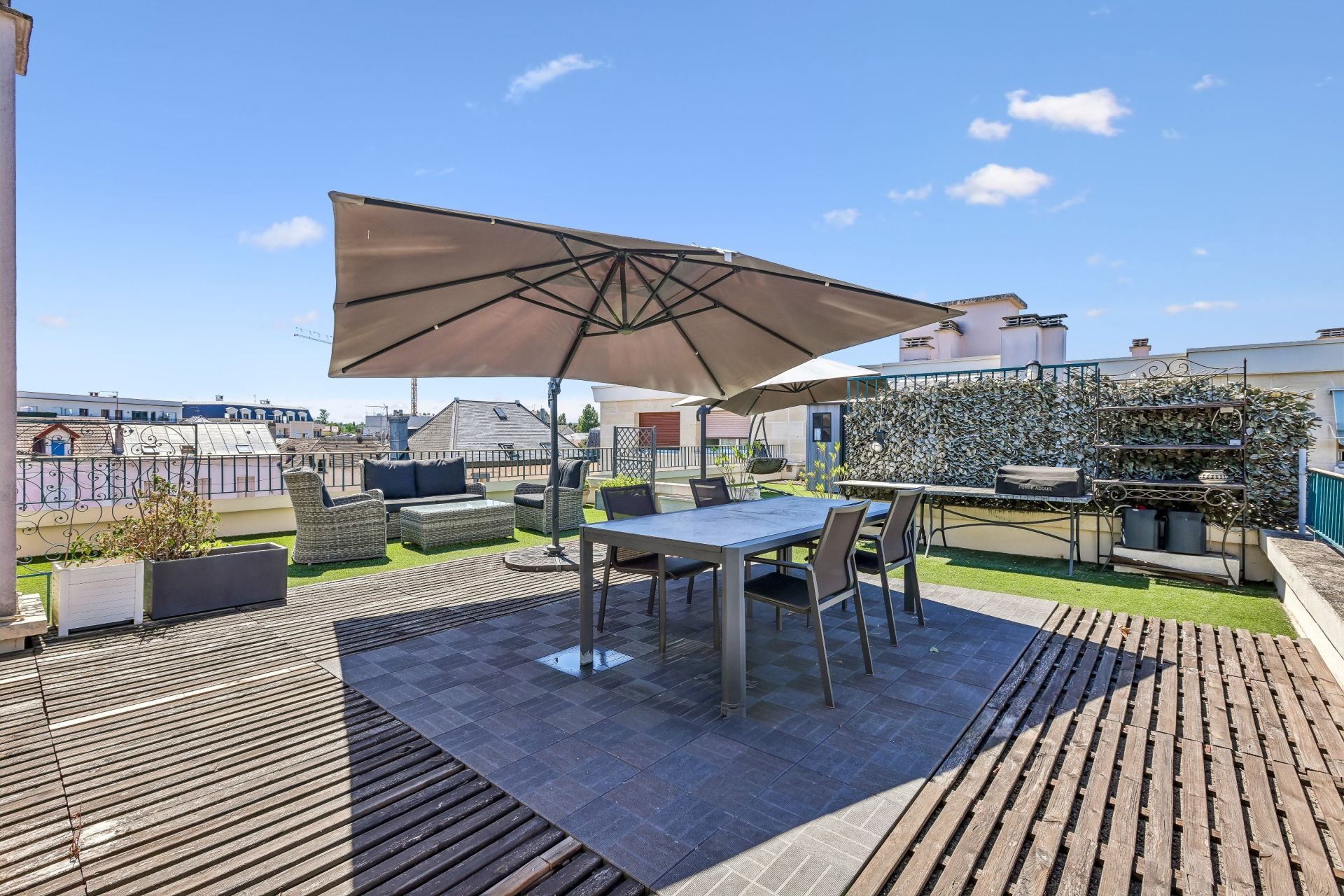 luxury apartment 6 Rooms for sale on MAISONS LAFFITTE (78600)