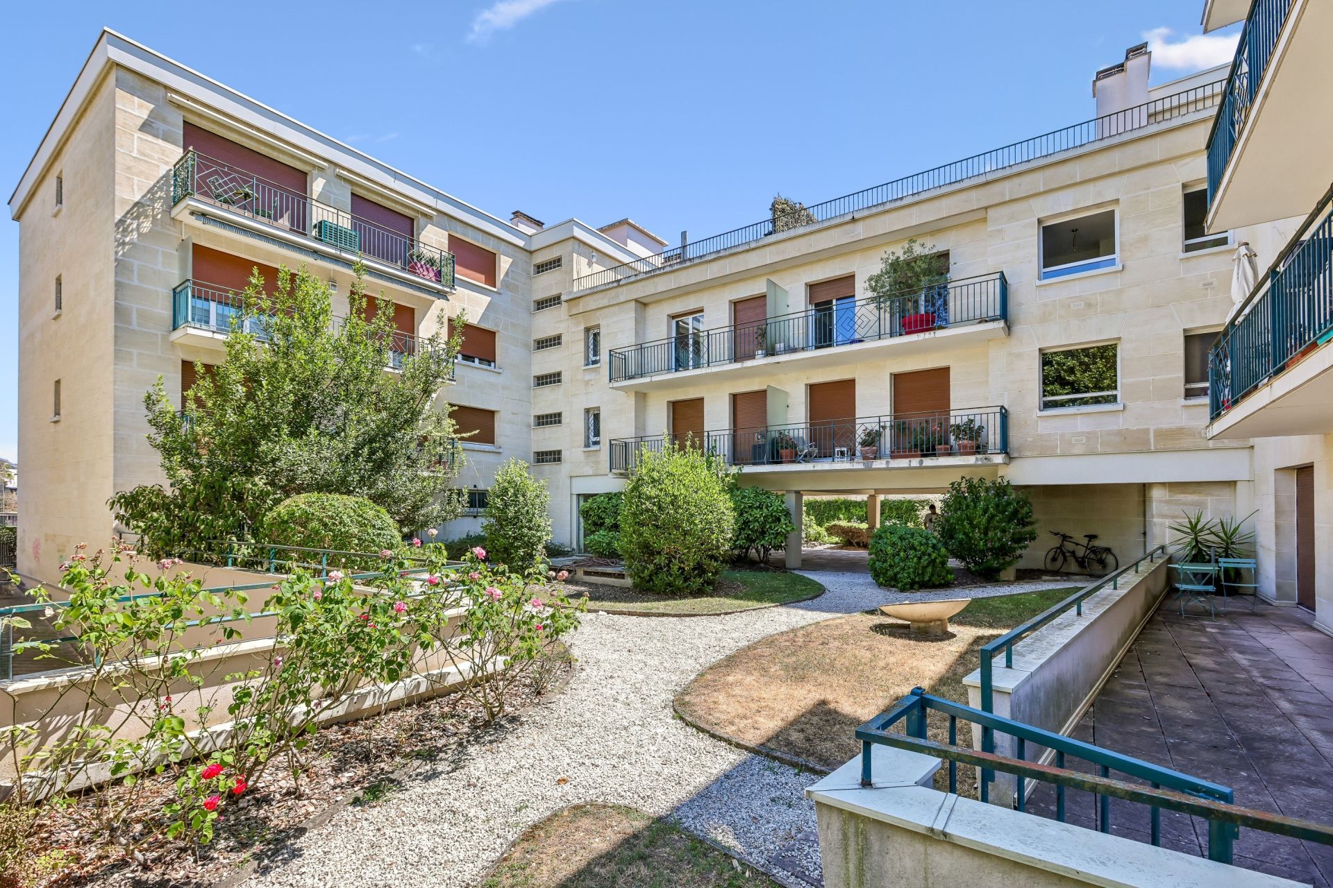 luxury apartment 6 Rooms for sale on MAISONS LAFFITTE (78600)