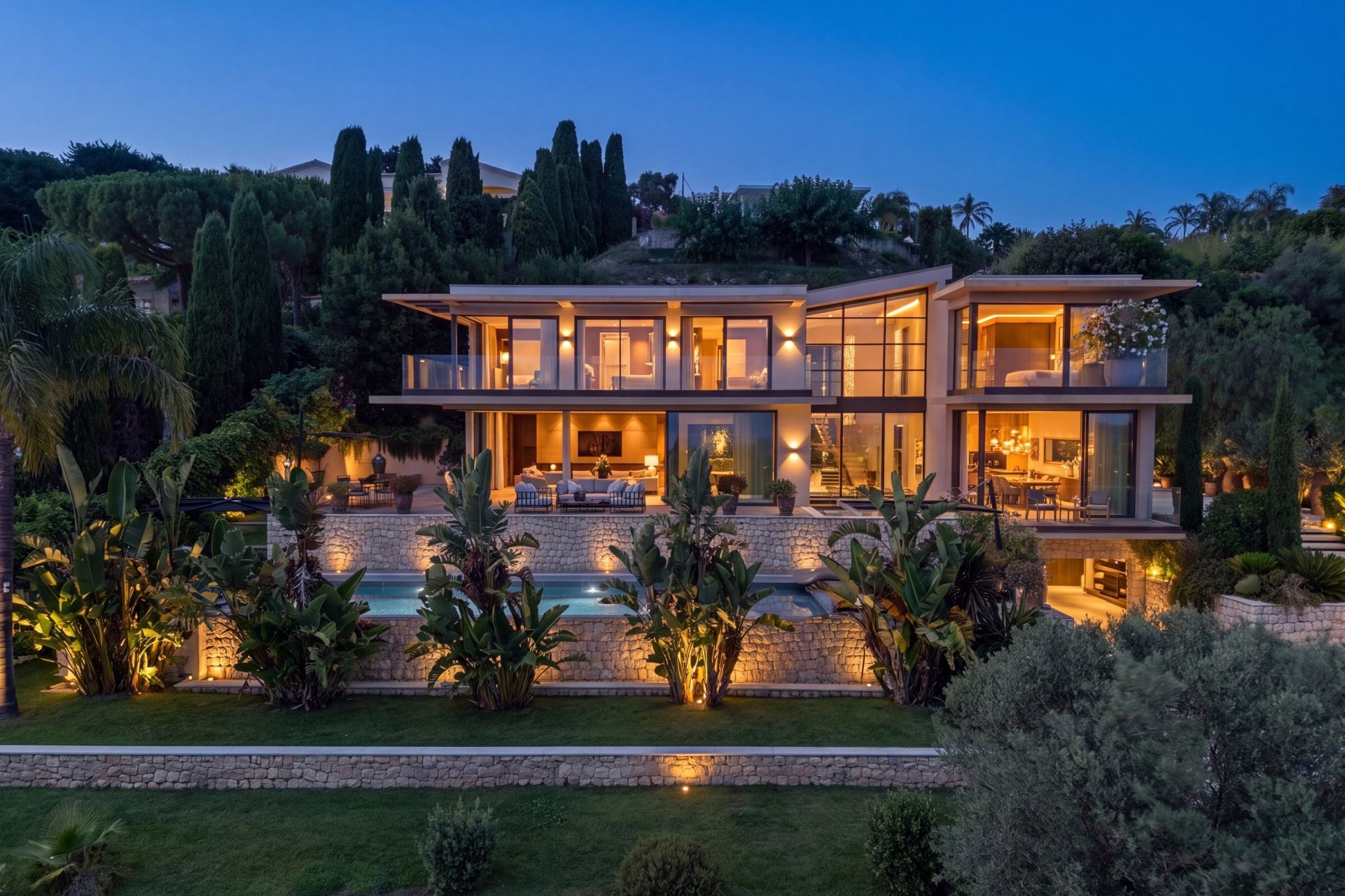 luxury villa 7 Rooms for sale on VALLAURIS (06220)