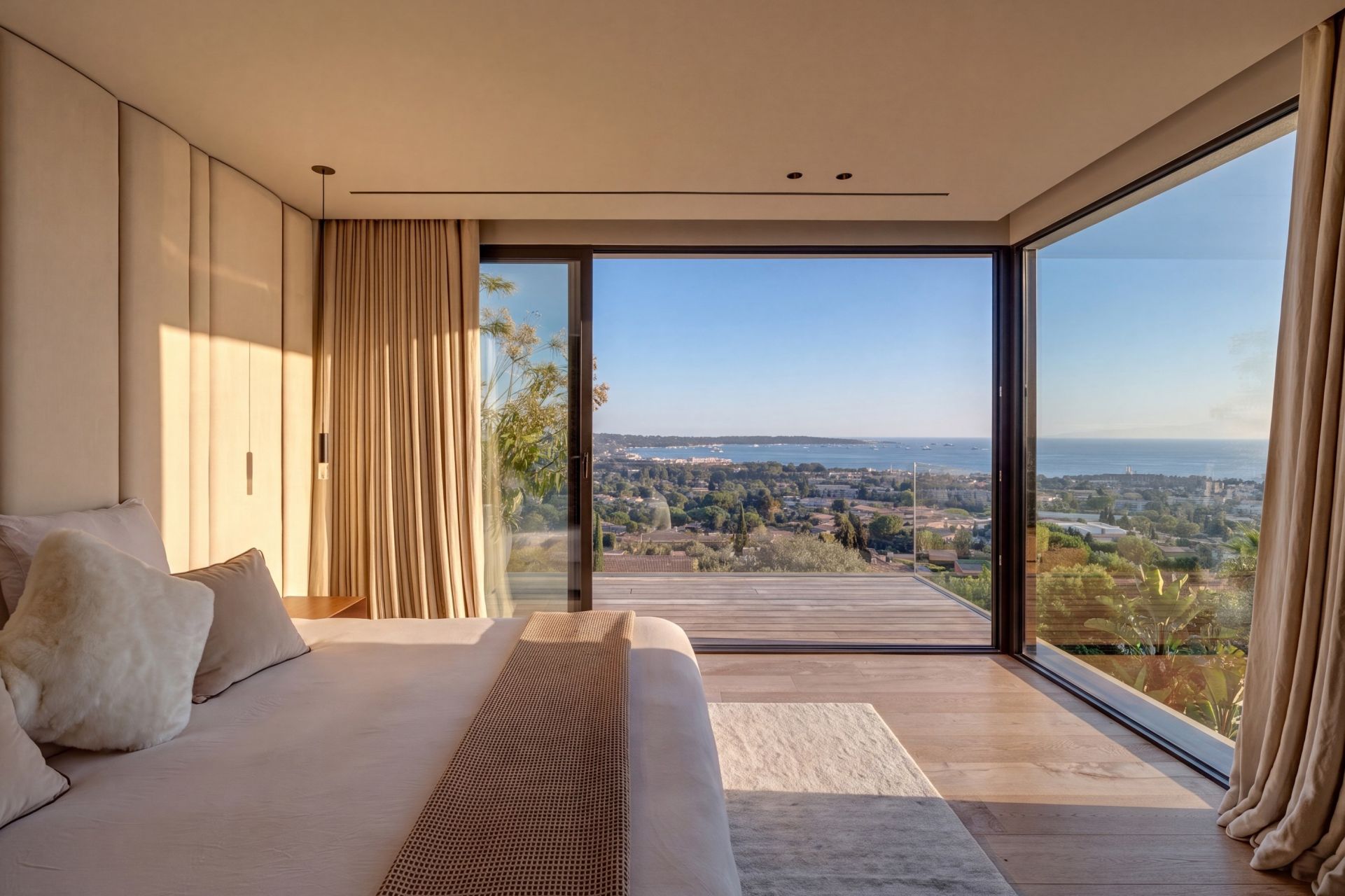 luxury villa 7 Rooms for sale on VALLAURIS (06220)