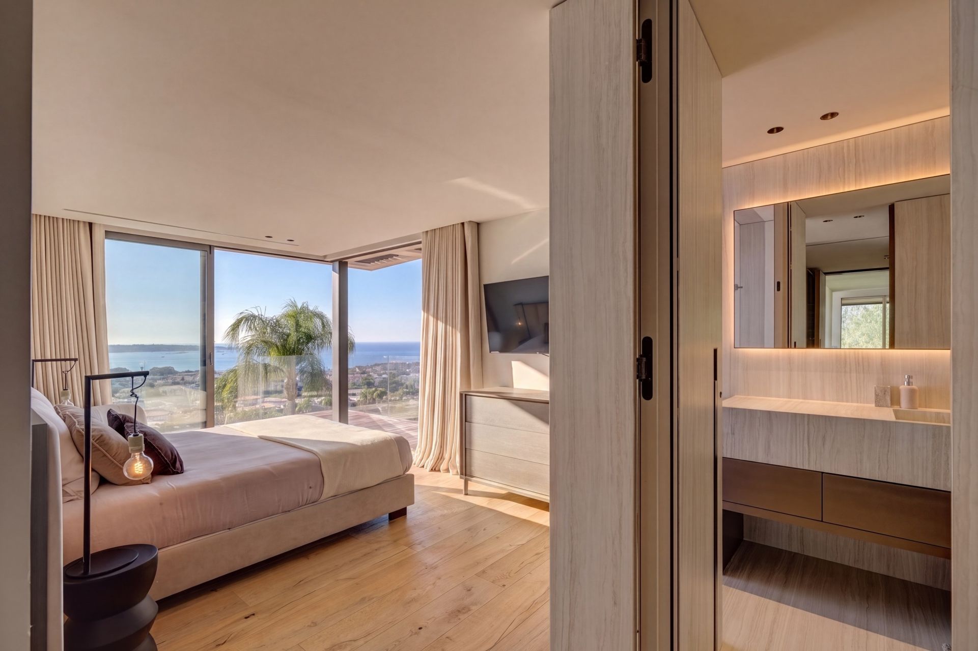luxury villa 7 Rooms for sale on VALLAURIS (06220)