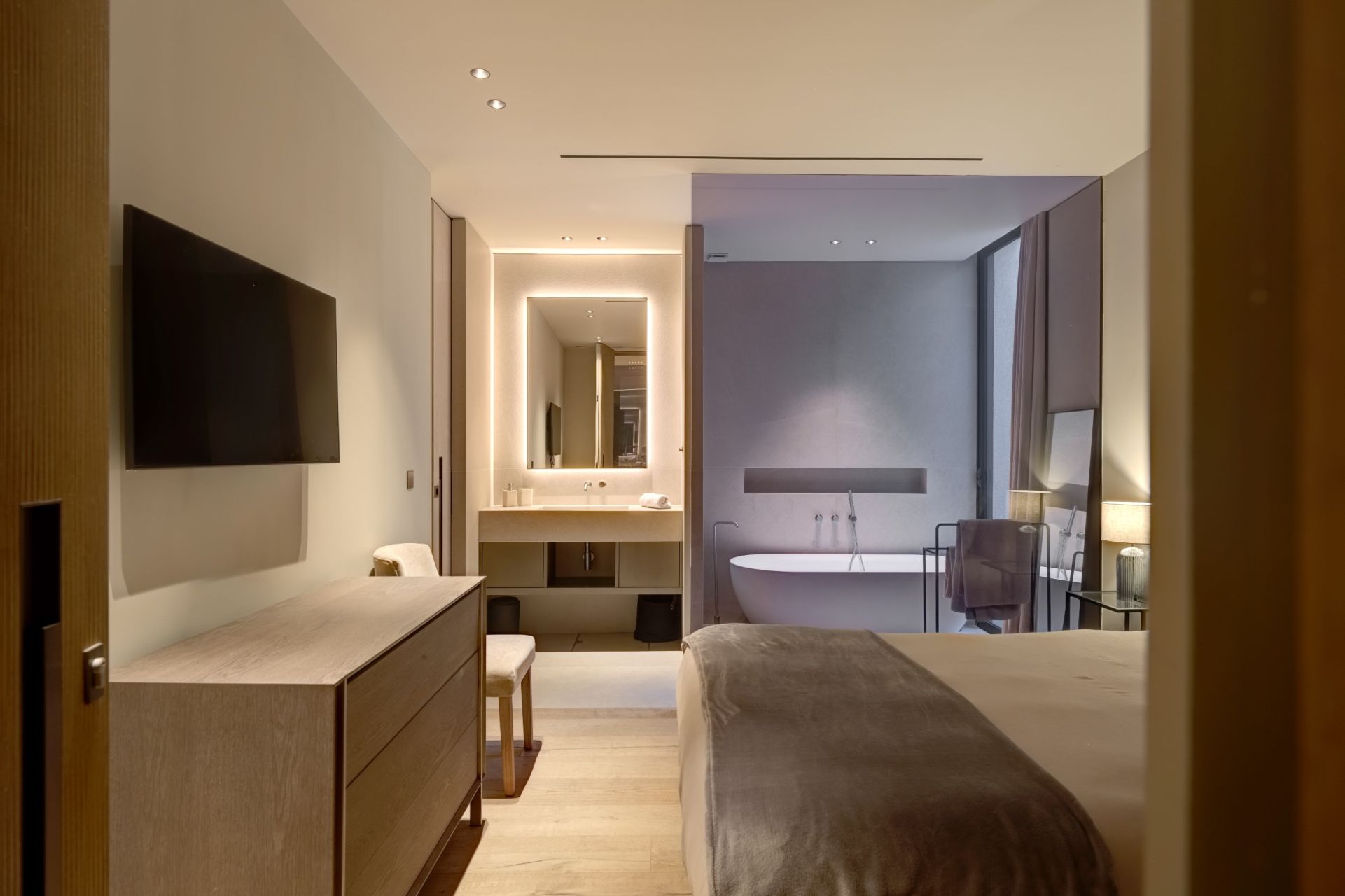 luxury villa 7 Rooms for sale on VALLAURIS (06220)