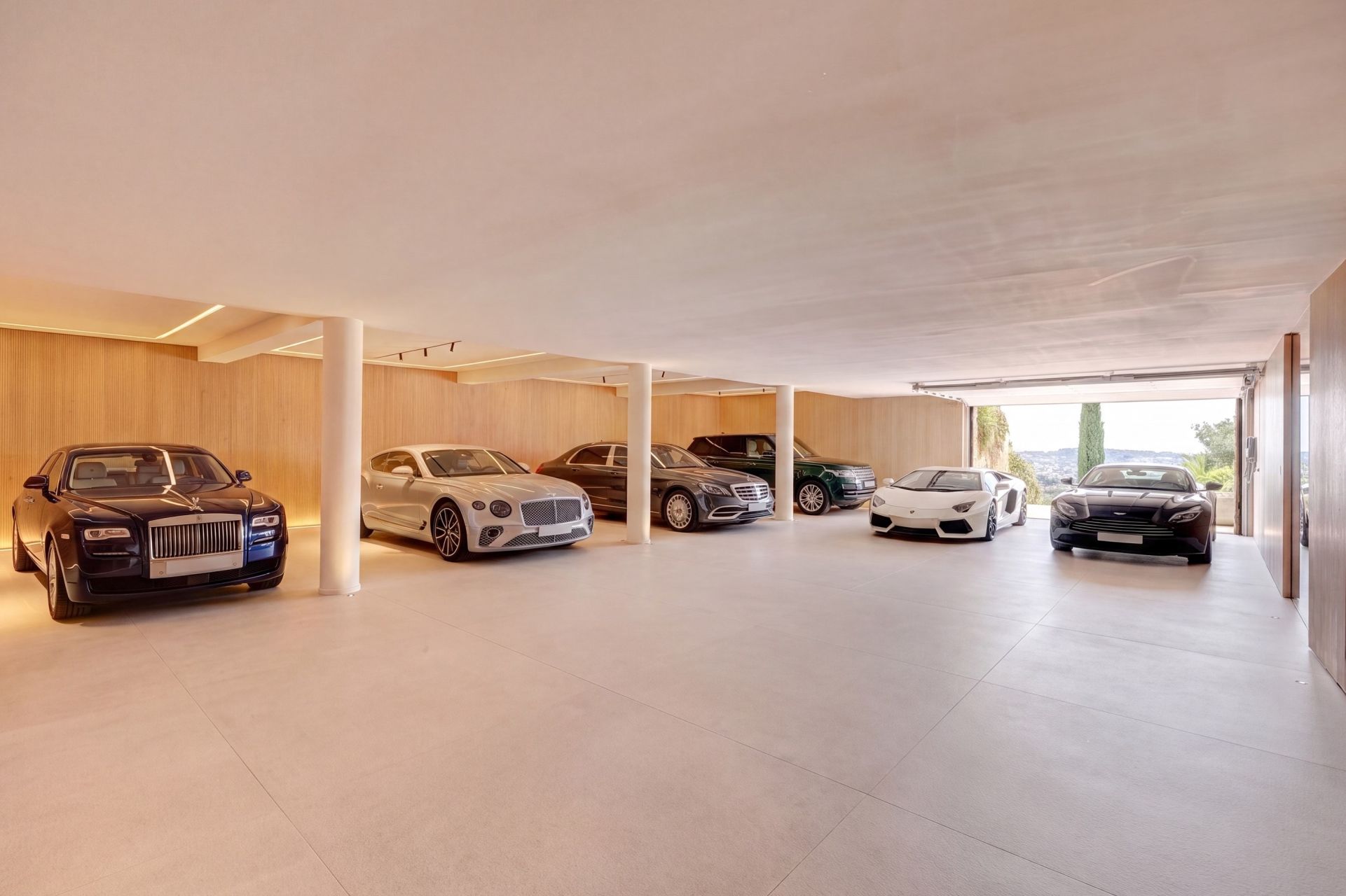 luxury villa 7 Rooms for sale on VALLAURIS (06220)