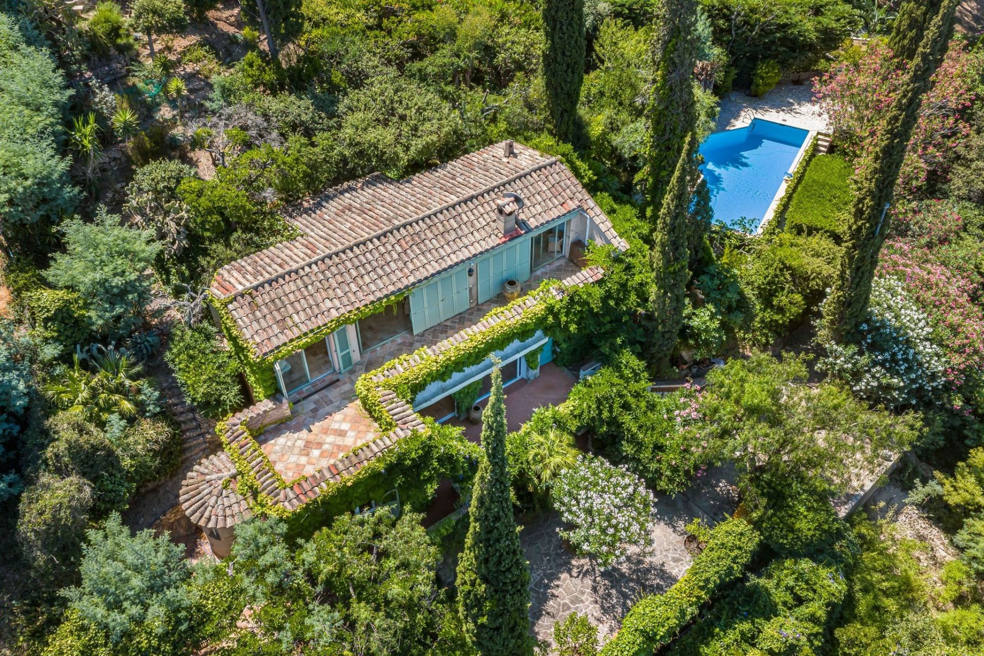 luxury provencale house 7 Rooms for sale on THEOULE SUR MER (06590)