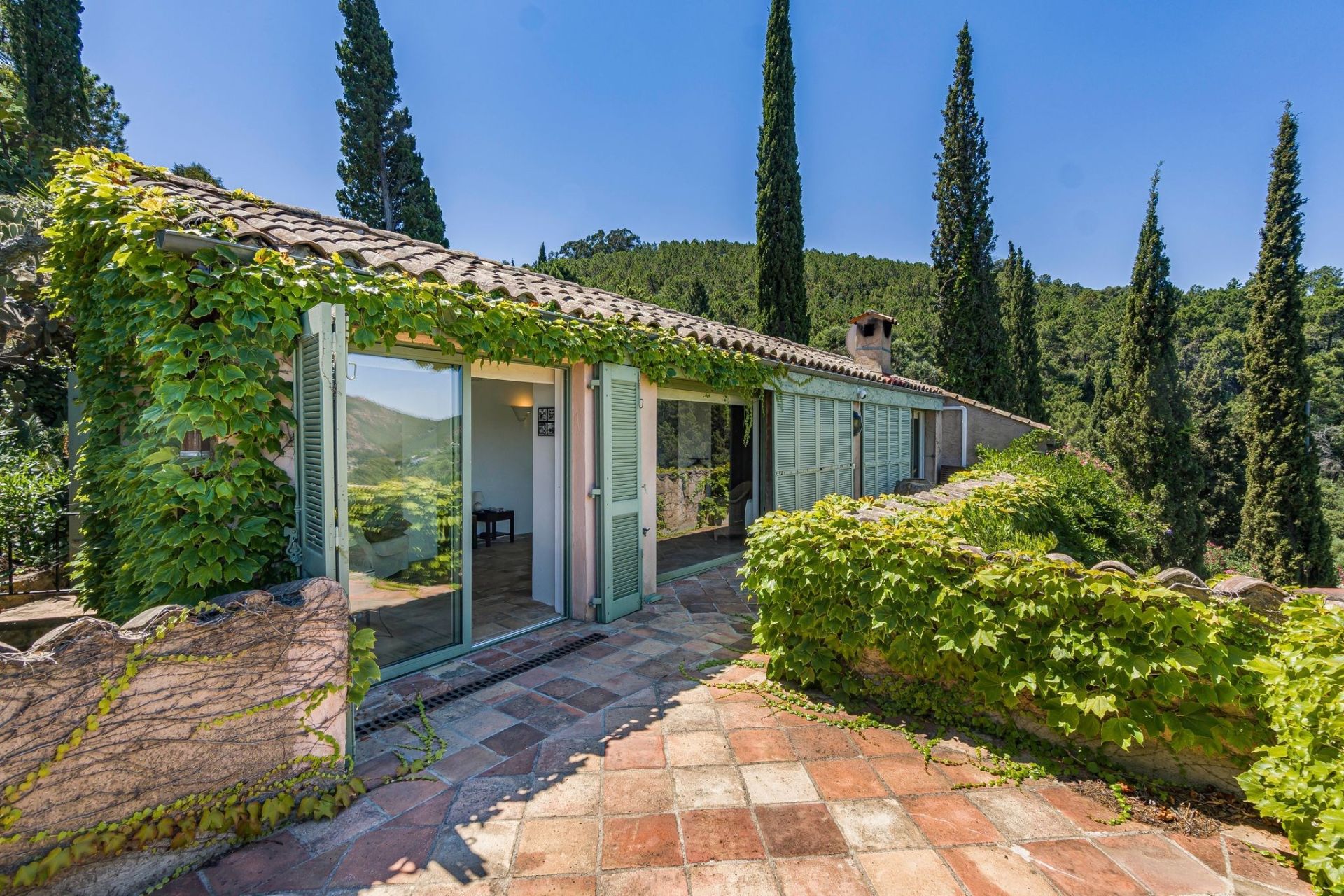 luxury provencale house 7 Rooms for sale on THEOULE SUR MER (06590)