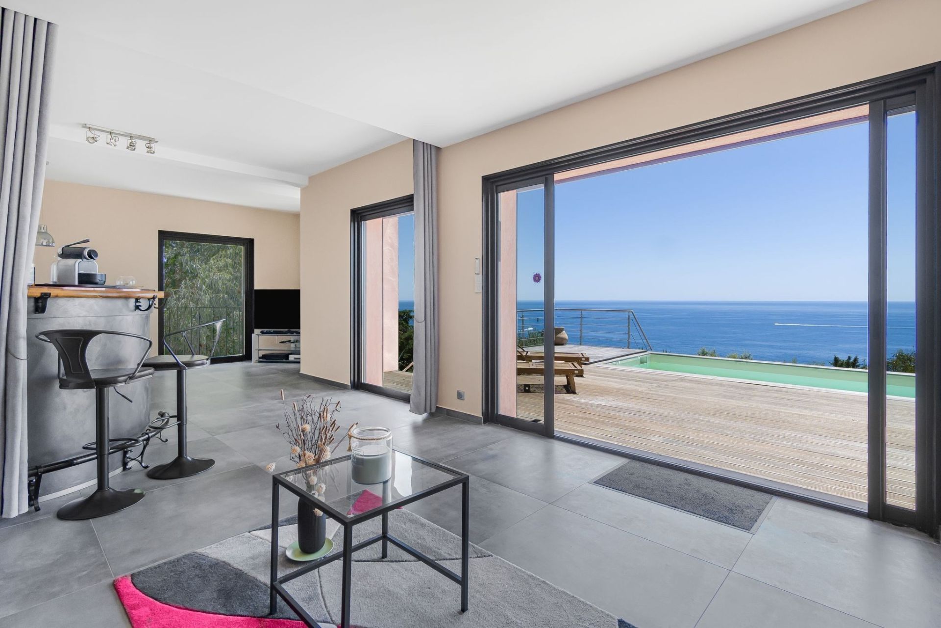 maison contemporaine 4 Pièces en vente sur ANTHEOR (83530)
