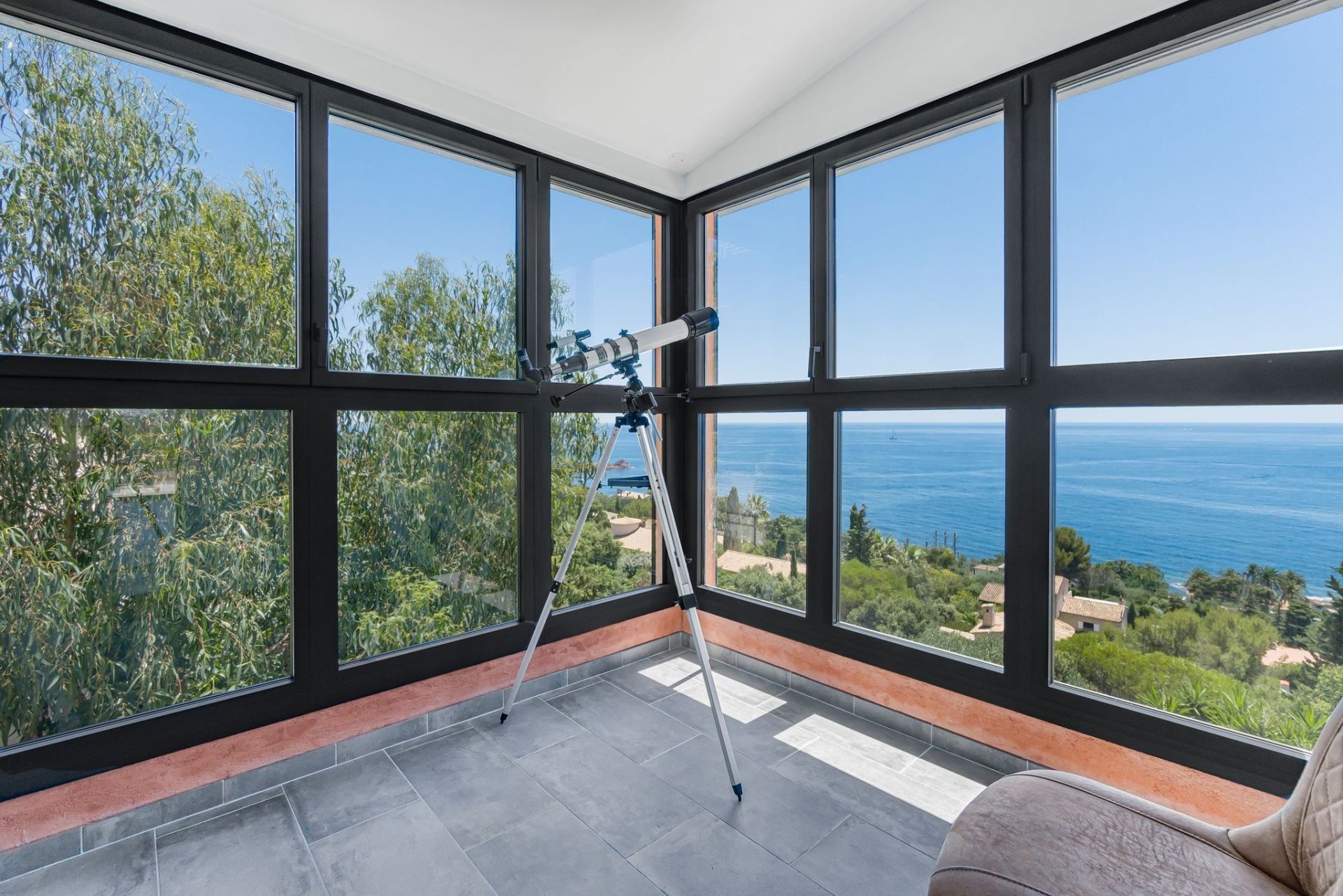 maison contemporaine 4 Pièces en vente sur ANTHEOR (83530)