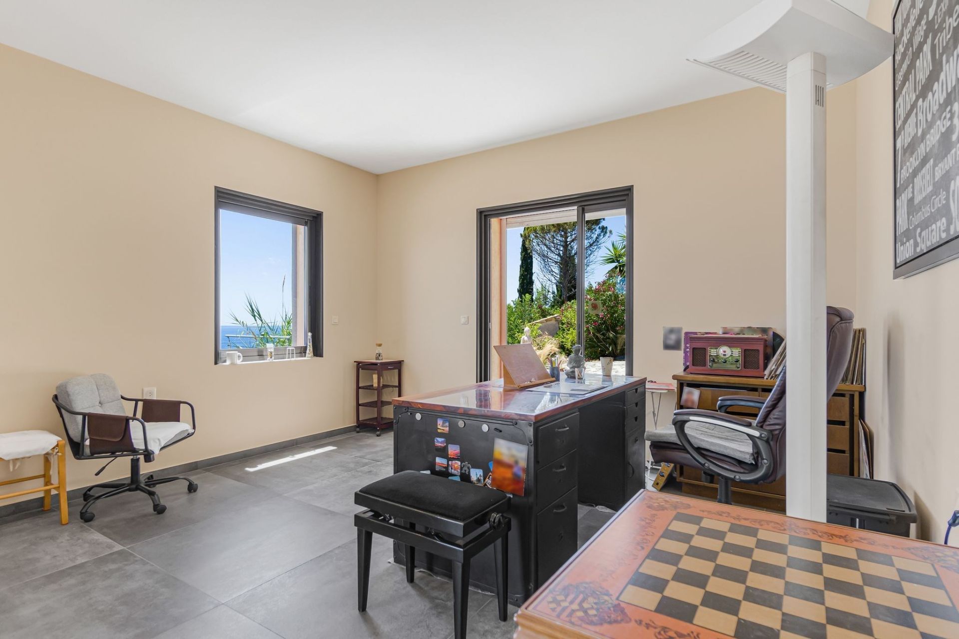 maison contemporaine 4 Pièces en vente sur ANTHEOR (83530)