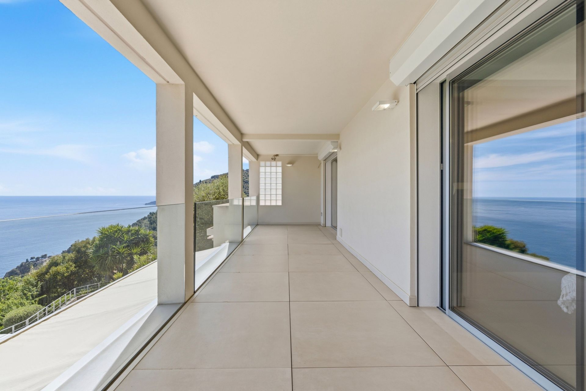 contemporary house 7 Rooms for sale on EZE (06360)