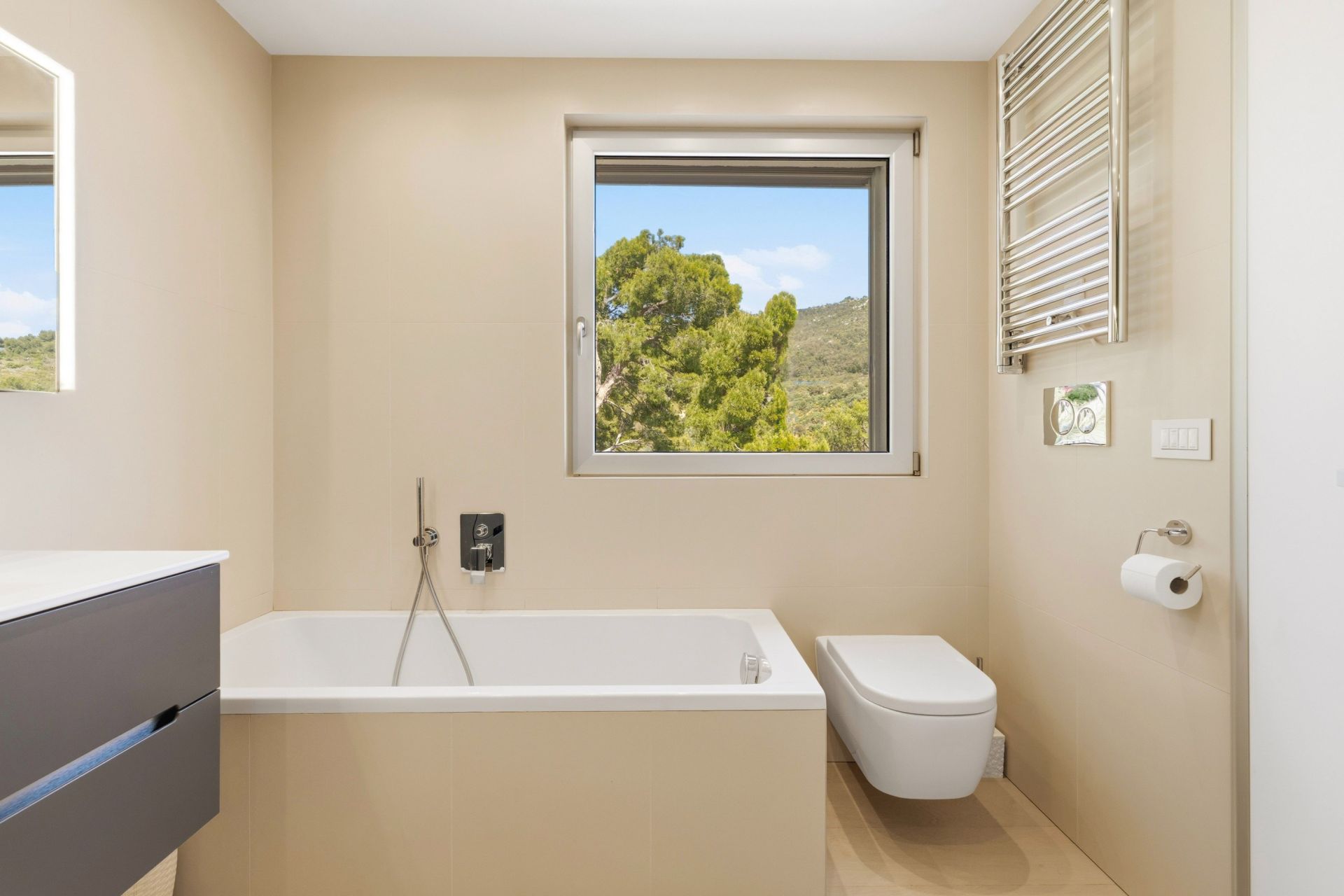 contemporary house 7 Rooms for sale on EZE (06360)