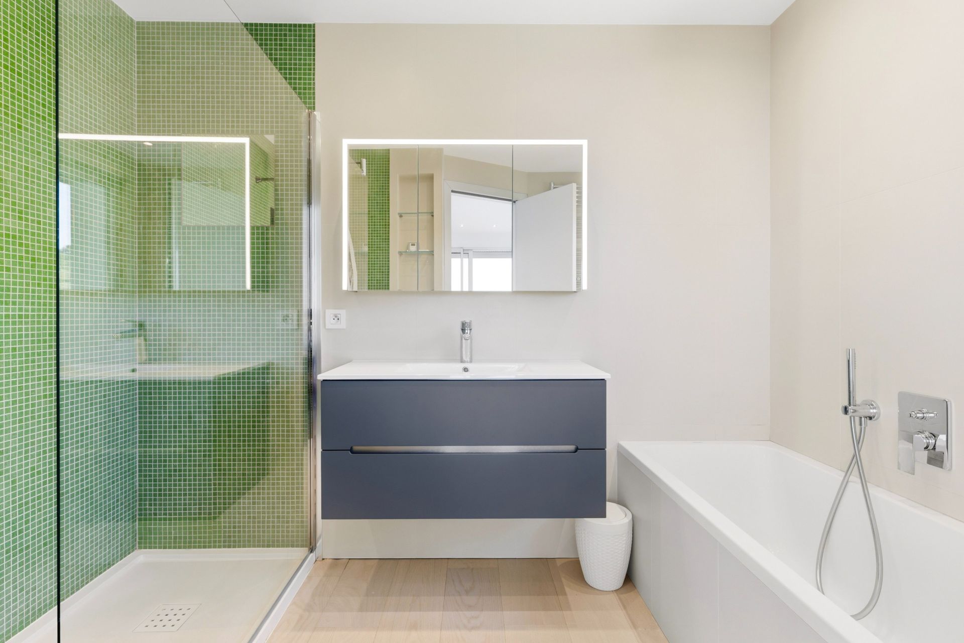 contemporary house 7 Rooms for sale on EZE (06360)