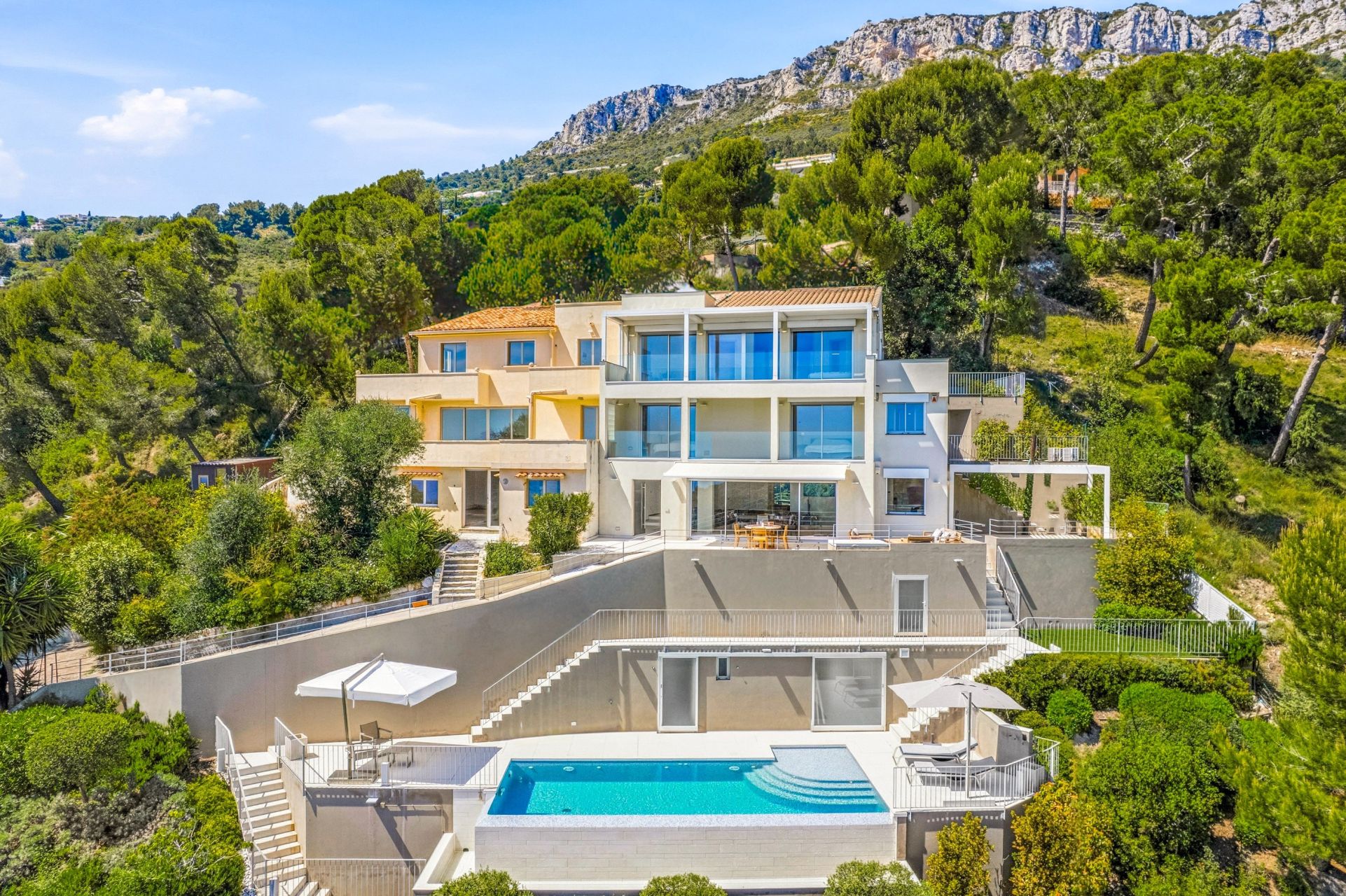 contemporary house 7 Rooms for sale on EZE (06360)