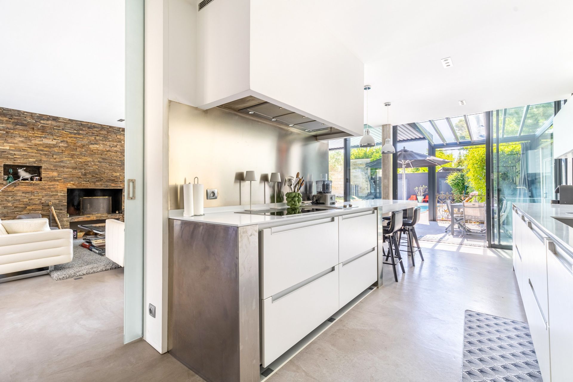 luxury house 7 Rooms for sale on BORDEAUX (33000)