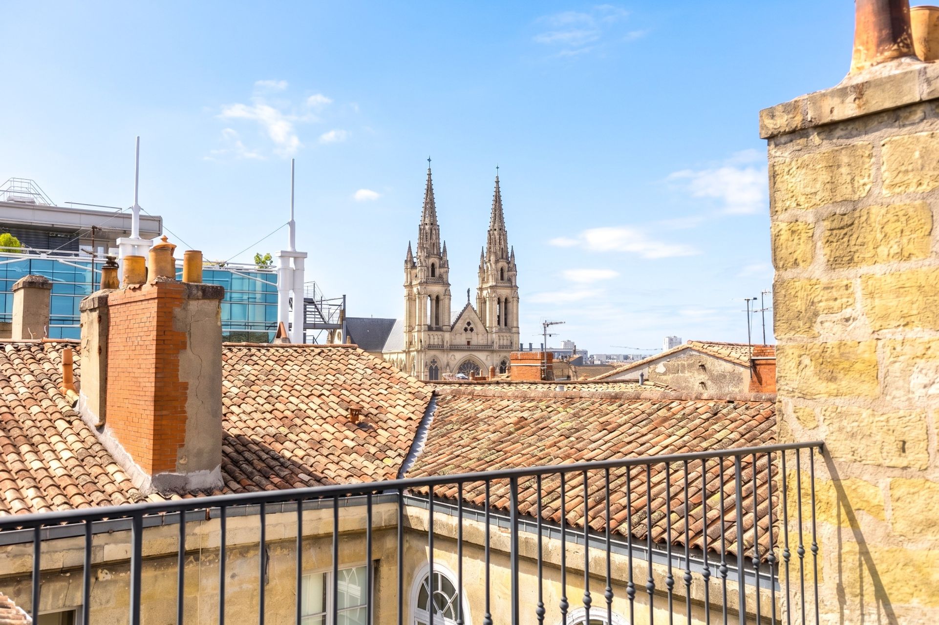luxury apartment 4 Rooms for sale on BORDEAUX (33000)