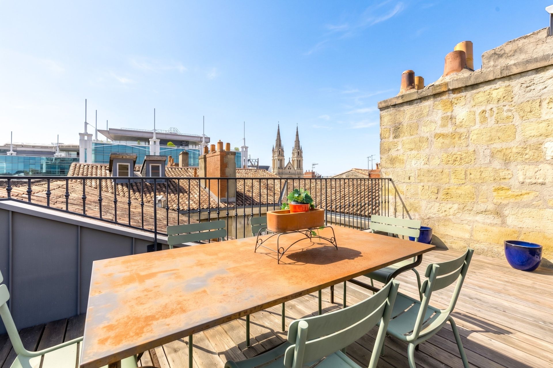 luxury apartment 4 Rooms for sale on BORDEAUX (33000)
