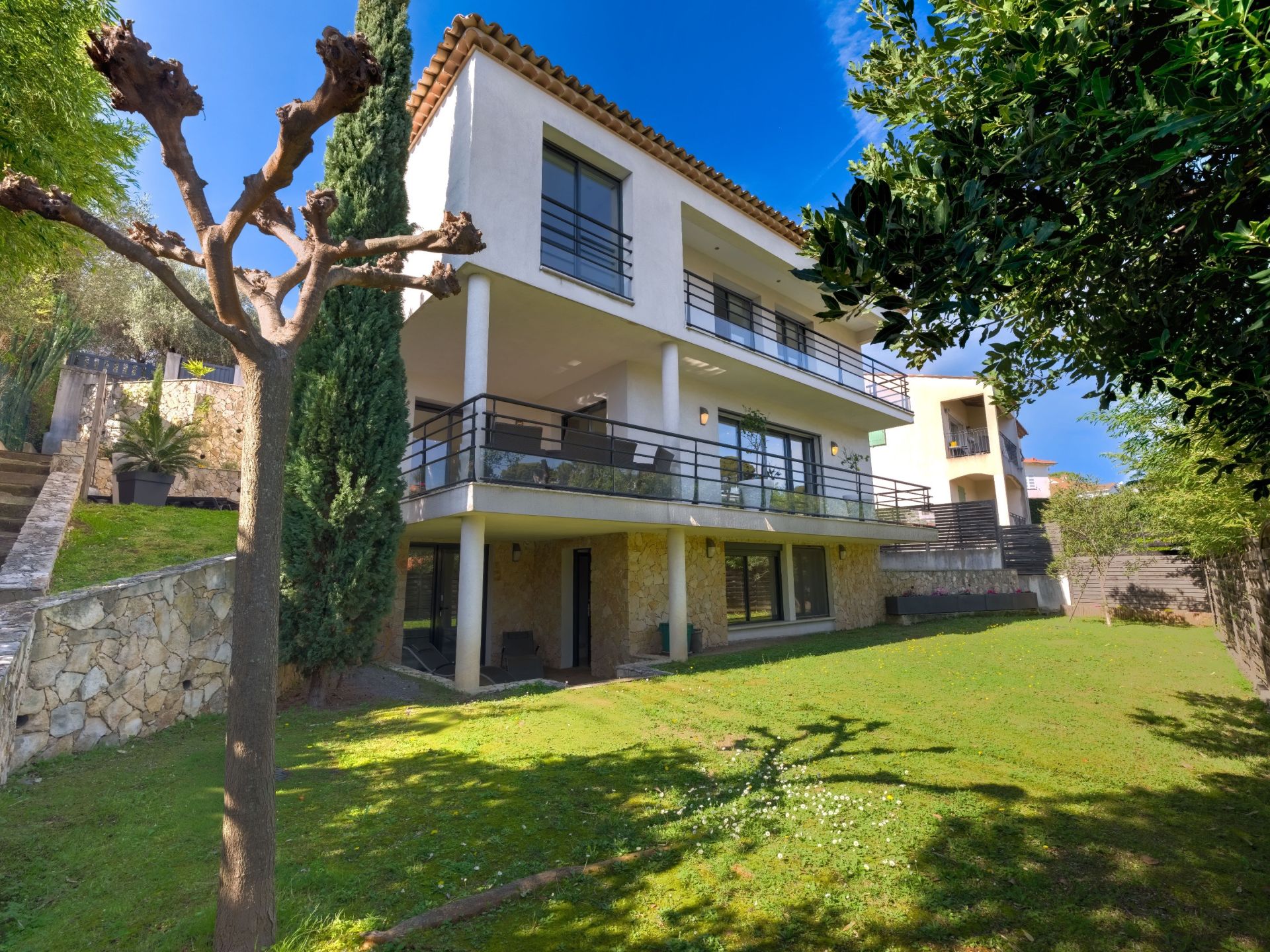 contemporary house 7 Rooms for sale on CANNES (06400)