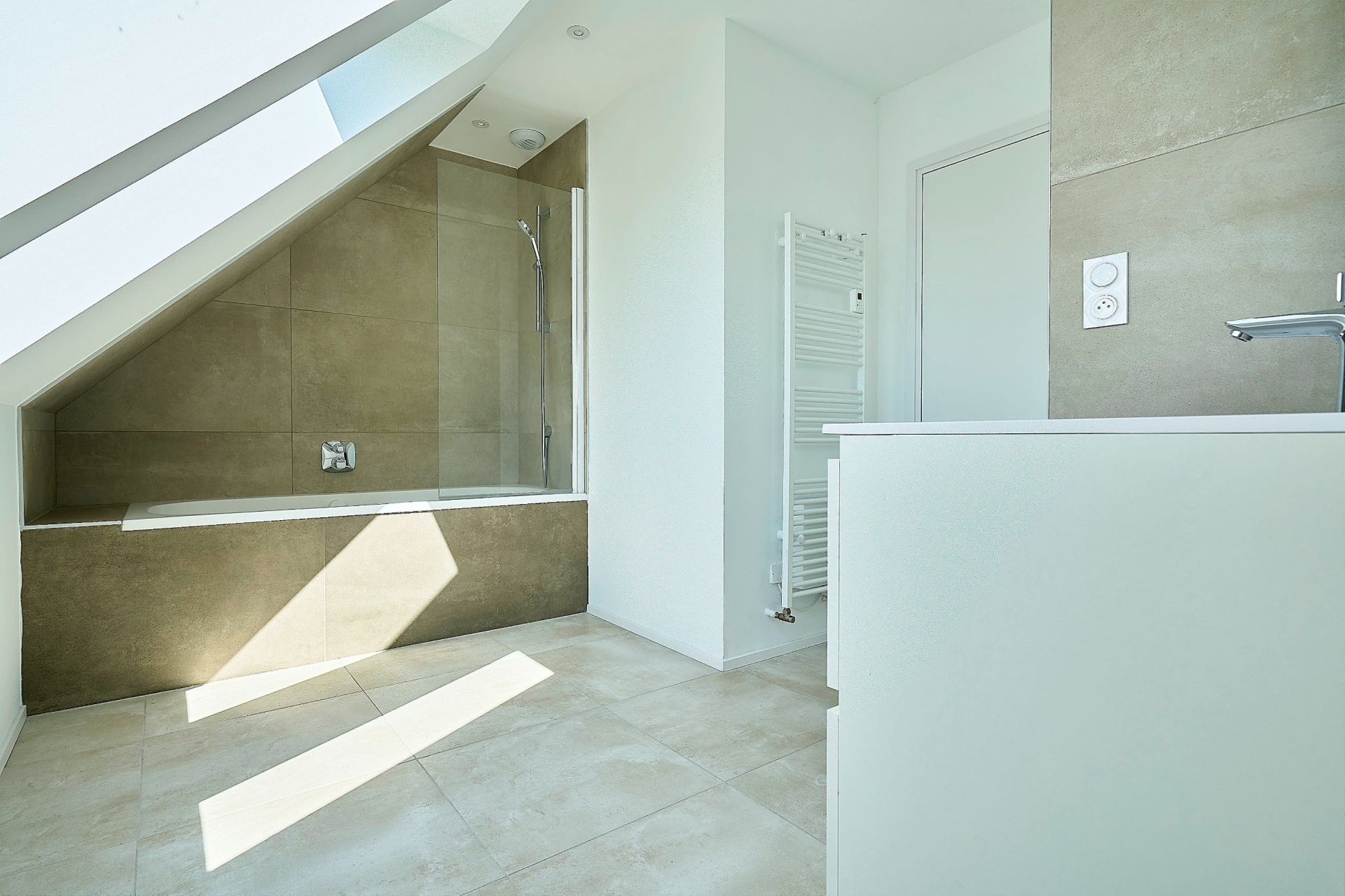 luxury house 9 Rooms for sale on CROIX (59170)