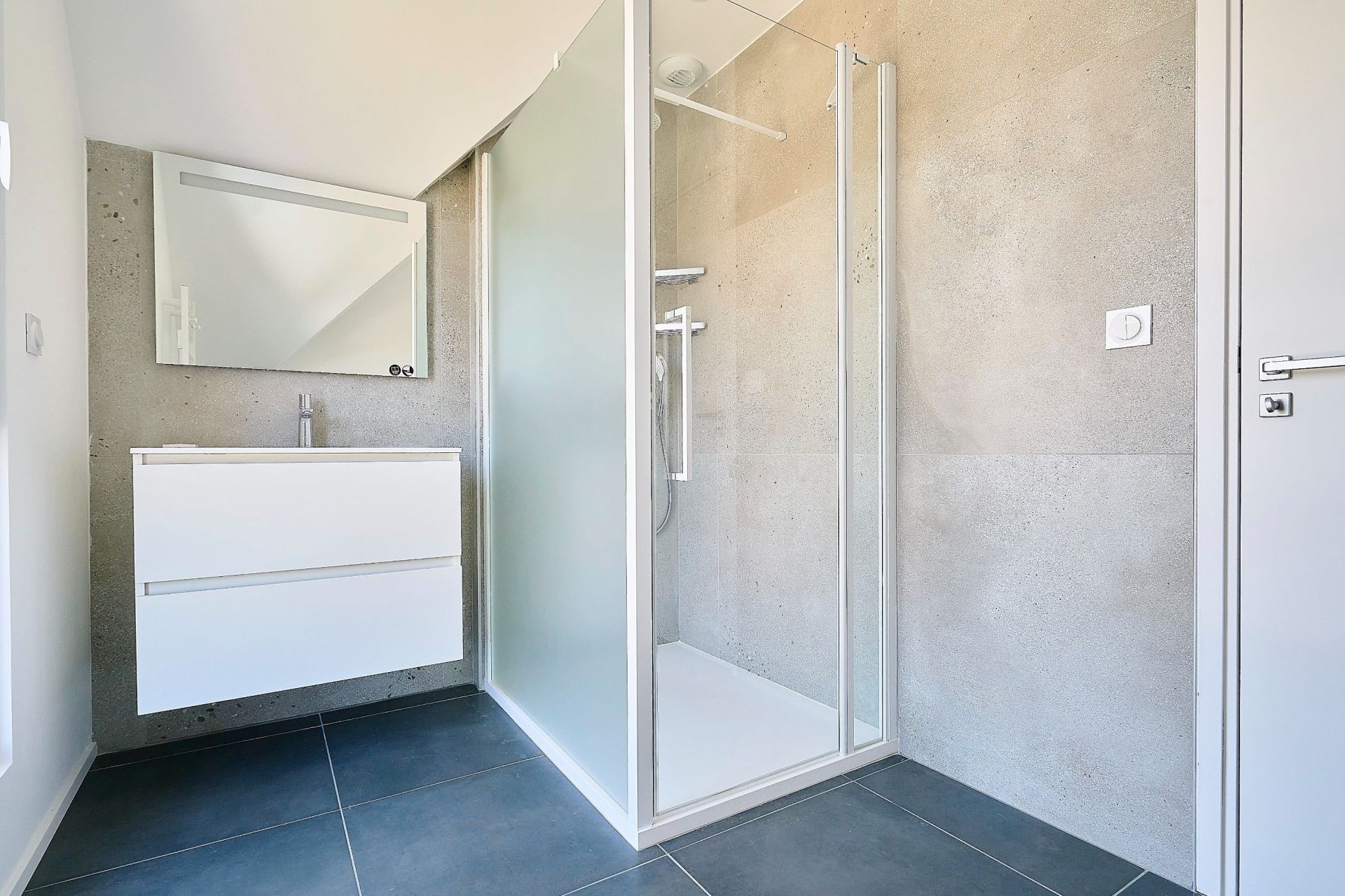 luxury house 9 Rooms for sale on CROIX (59170)