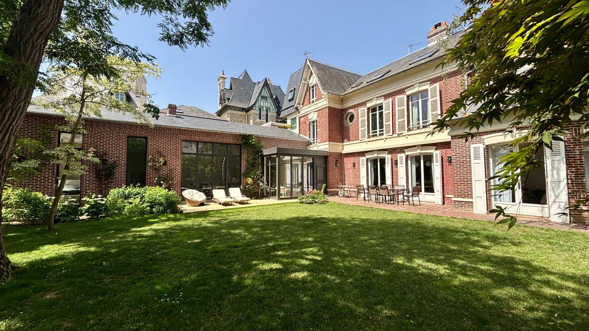 luxury house 8 Rooms for sale on DEAUVILLE (14800)
