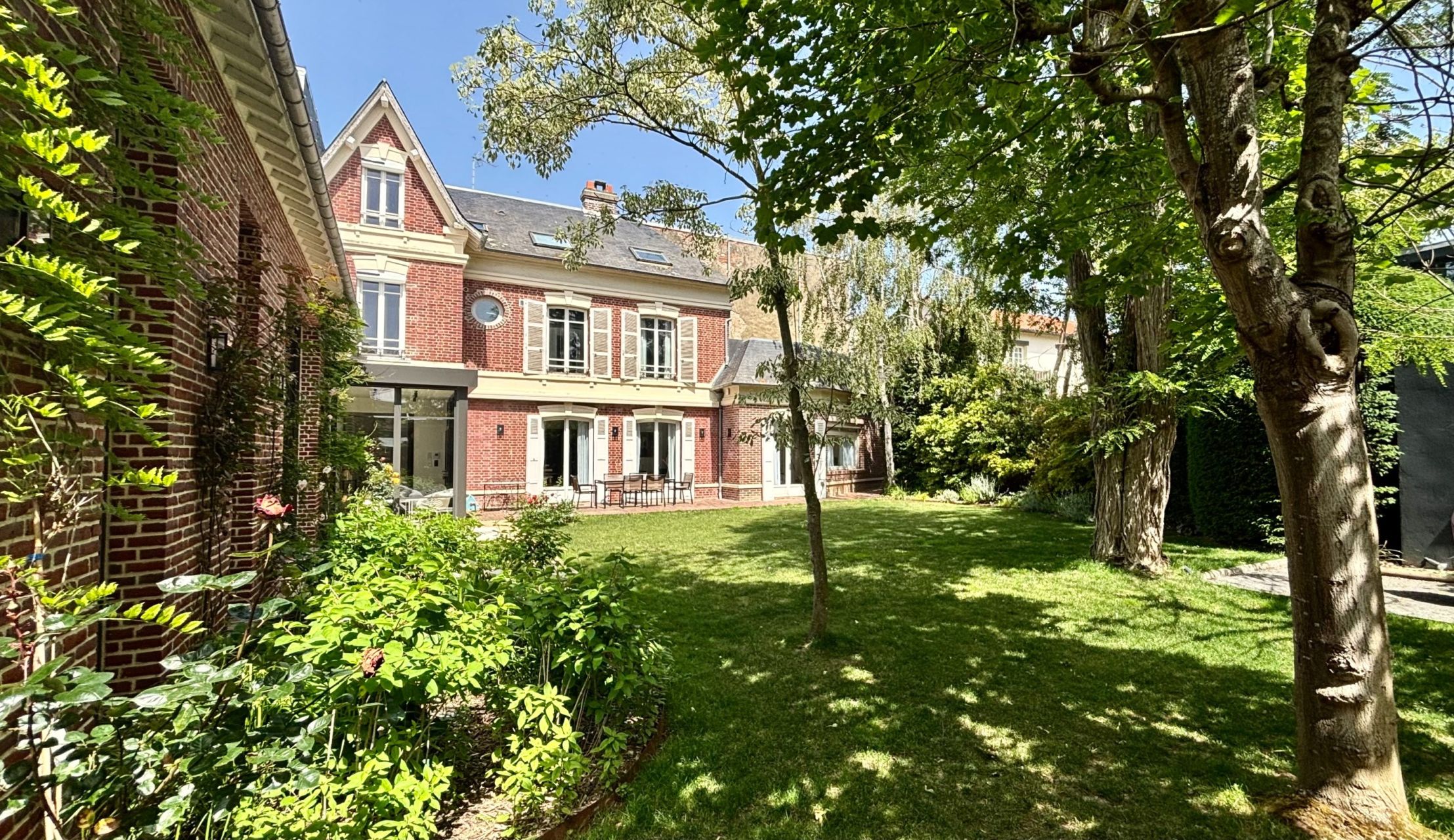 luxury house 8 Rooms for sale on DEAUVILLE (14800)