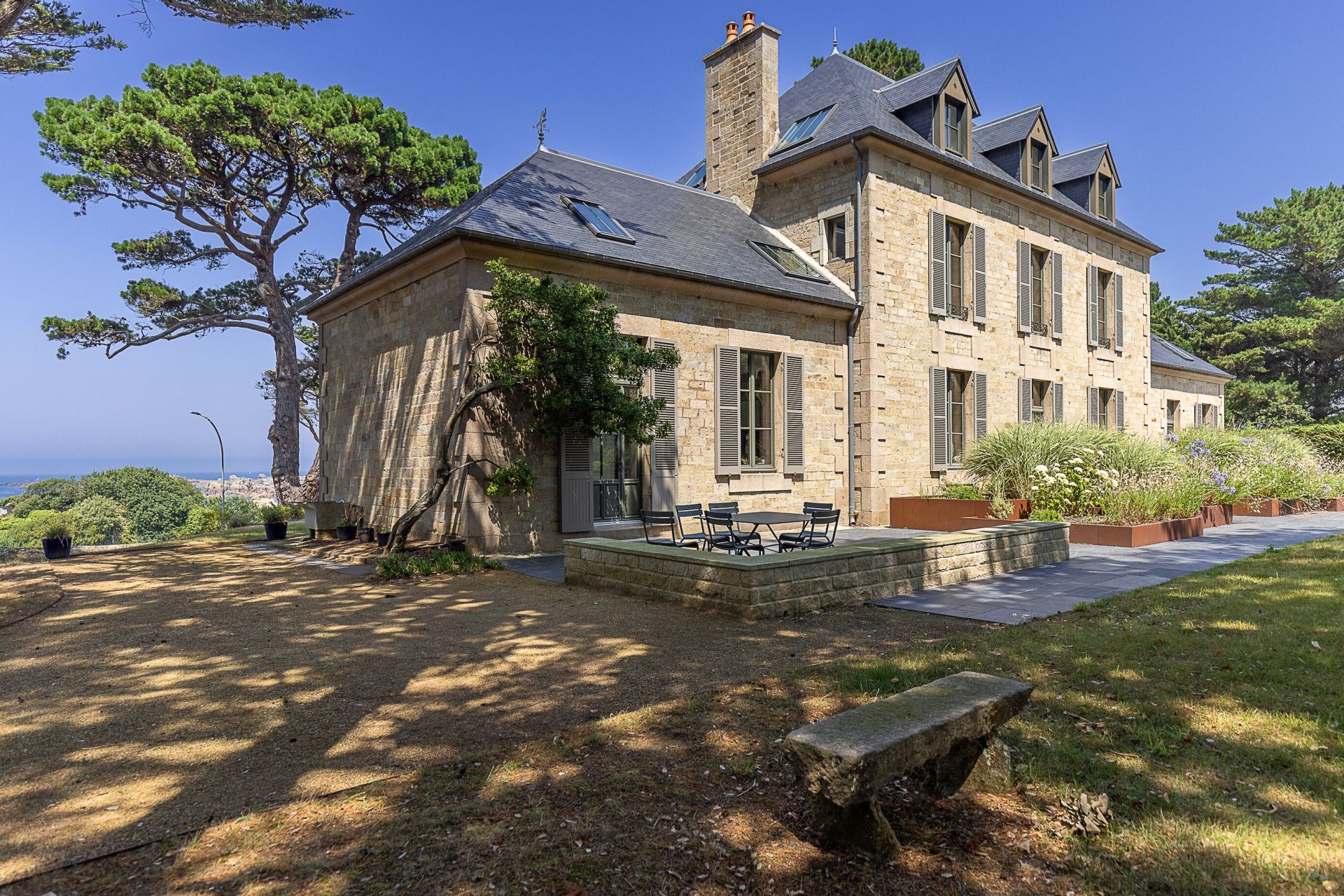 luxury villa 16 Rooms for sale on PENVENAN (22710)