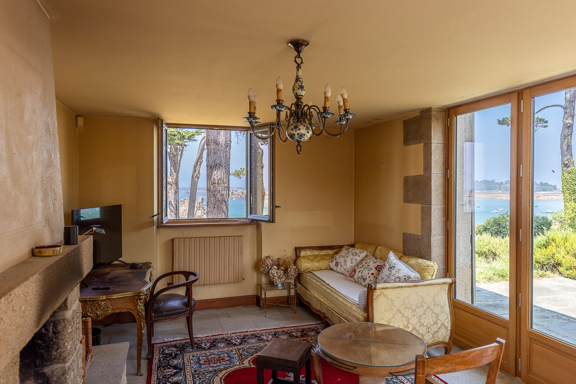 luxury villa 16 Rooms for sale on PENVENAN (22710)