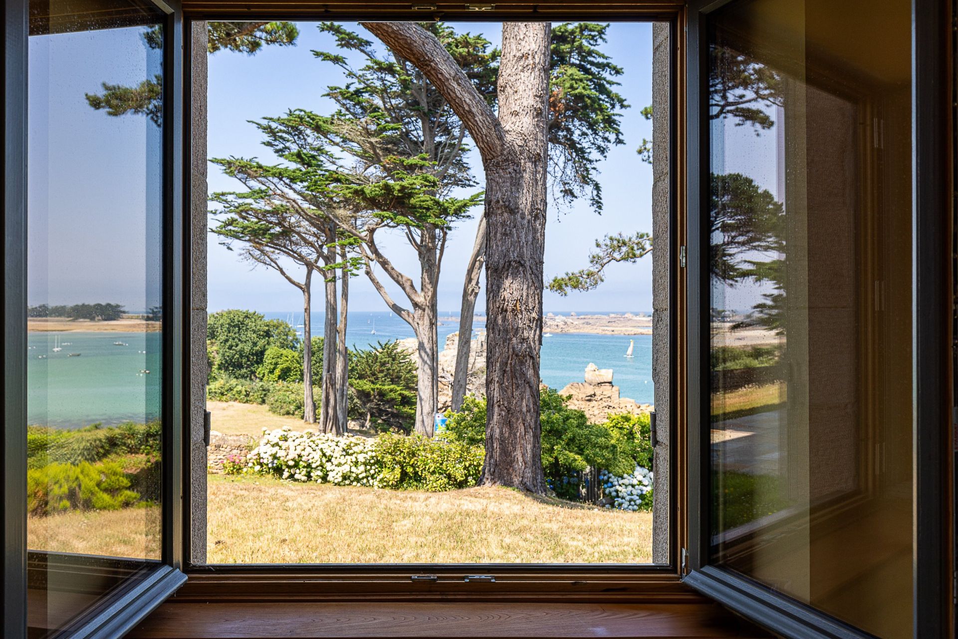 luxury villa 16 Rooms for sale on PENVENAN (22710)