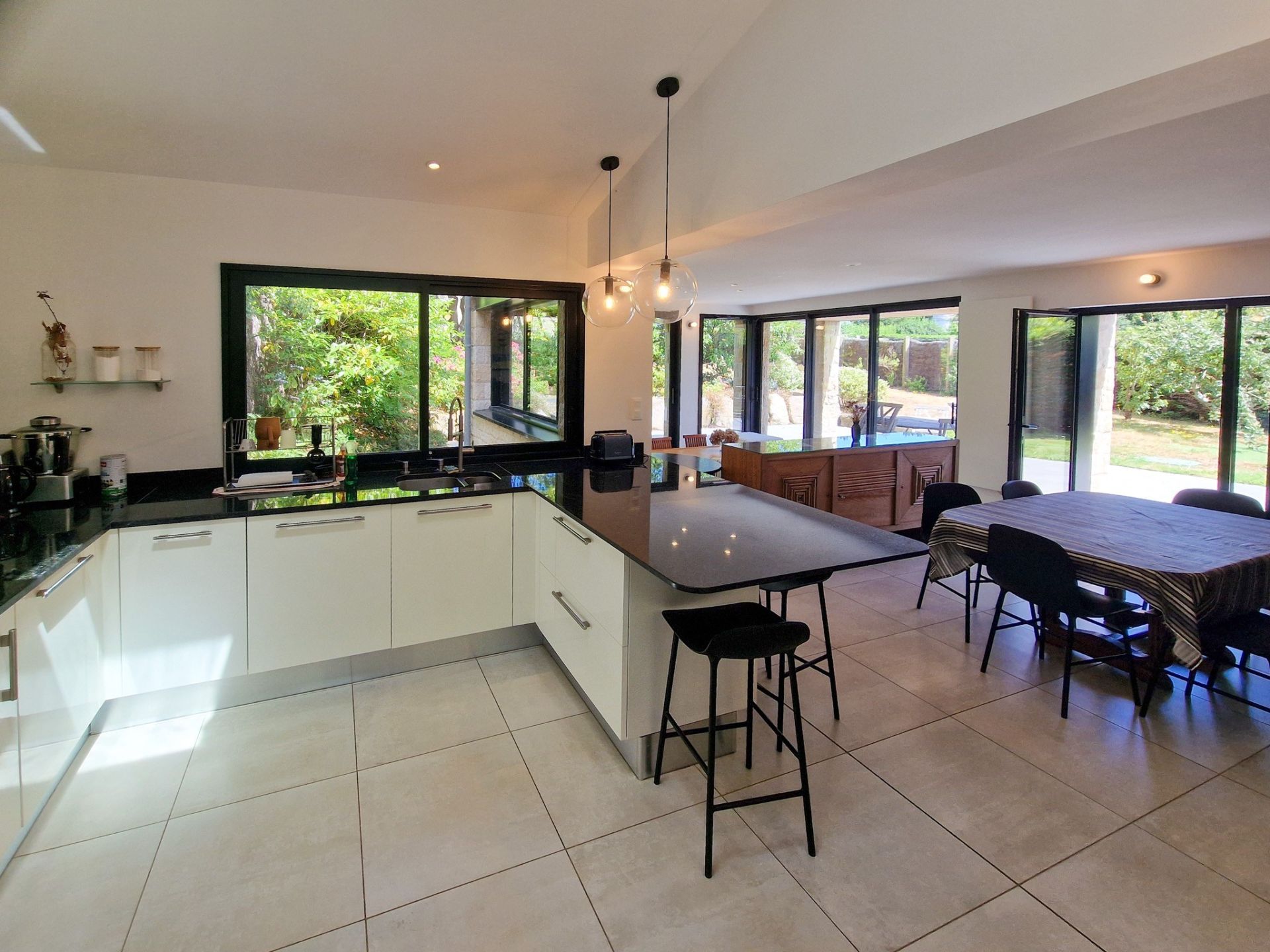 luxury villa 16 Rooms for sale on PENVENAN (22710)