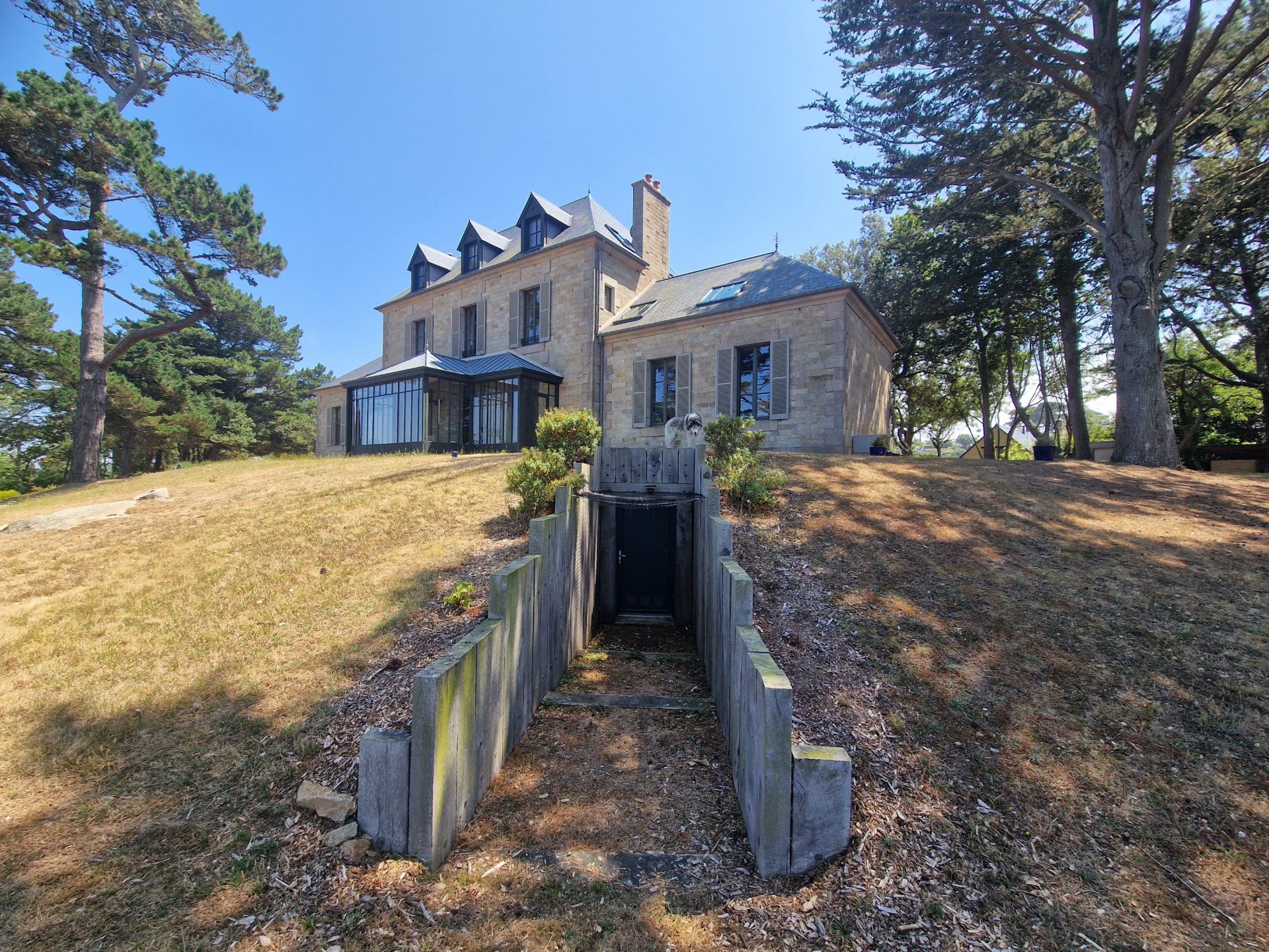 luxury villa 16 Rooms for sale on PENVENAN (22710)
