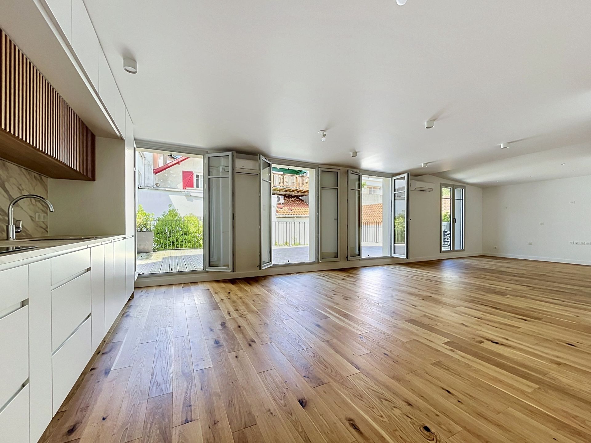 luxury apartment 4 Rooms for sale on BIARRITZ (64200)