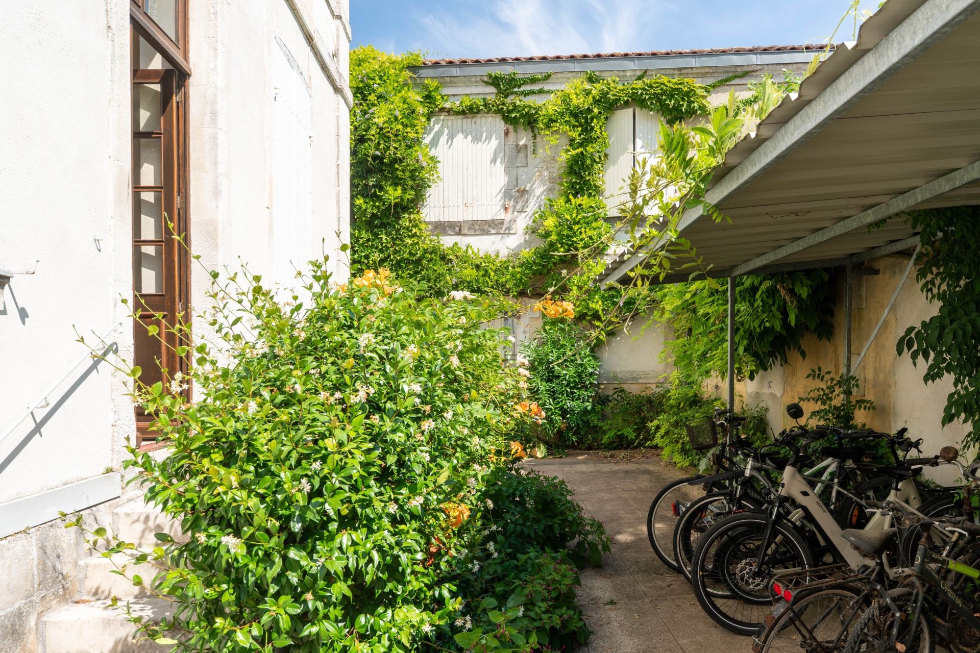 luxury apartment 3 Rooms for sale on LA ROCHELLE (17000)