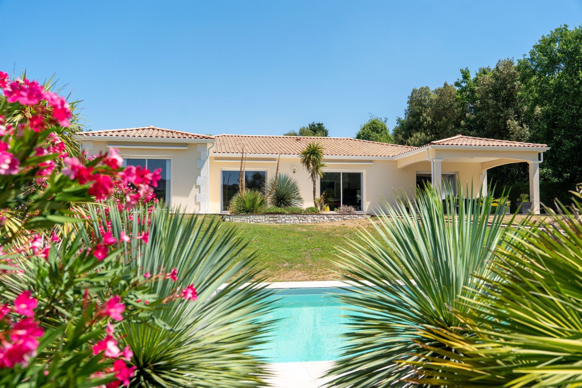 luxury house 5 Rooms for sale on ST BRICE (16100)