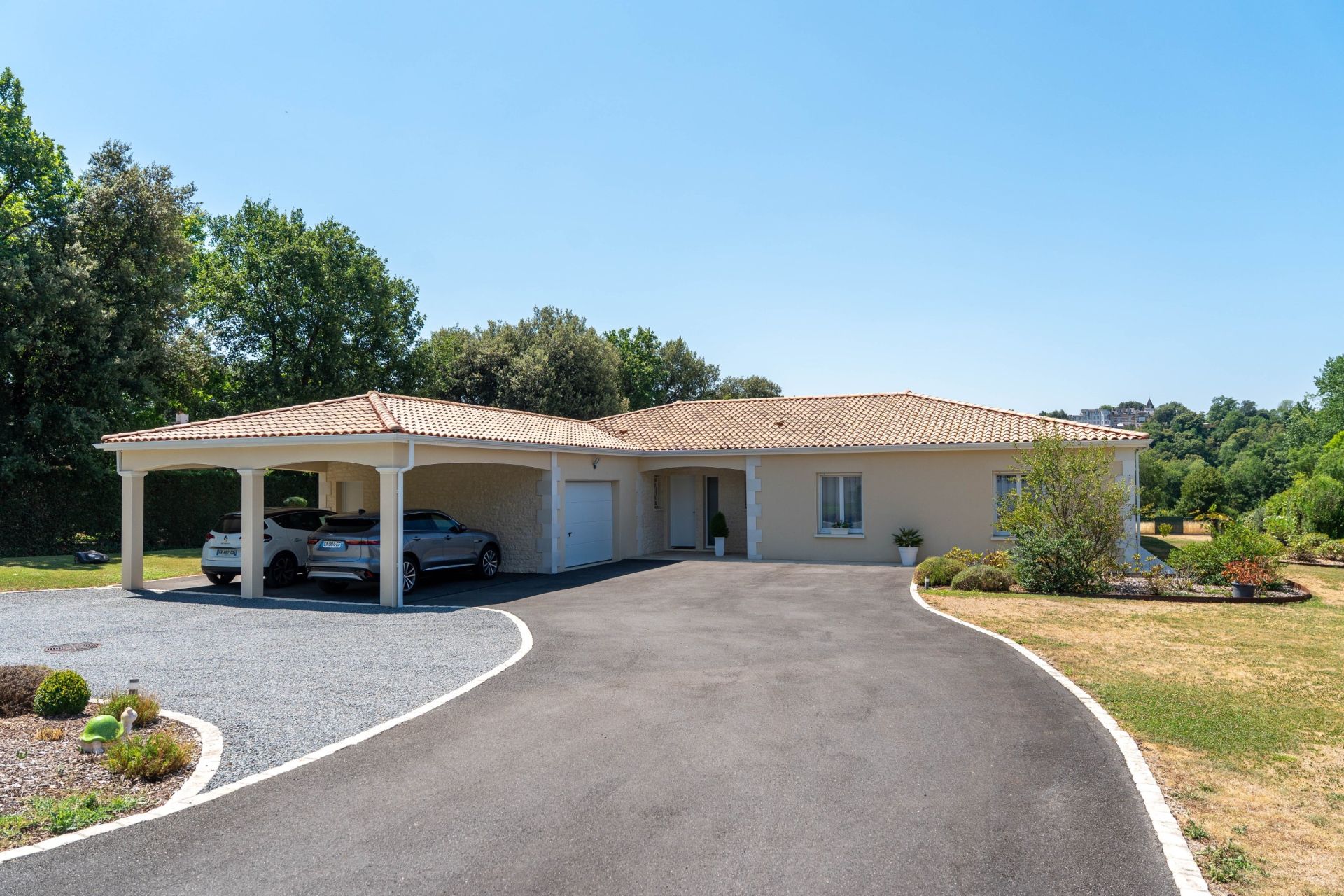 luxury house 5 Rooms for sale on ST BRICE (16100)