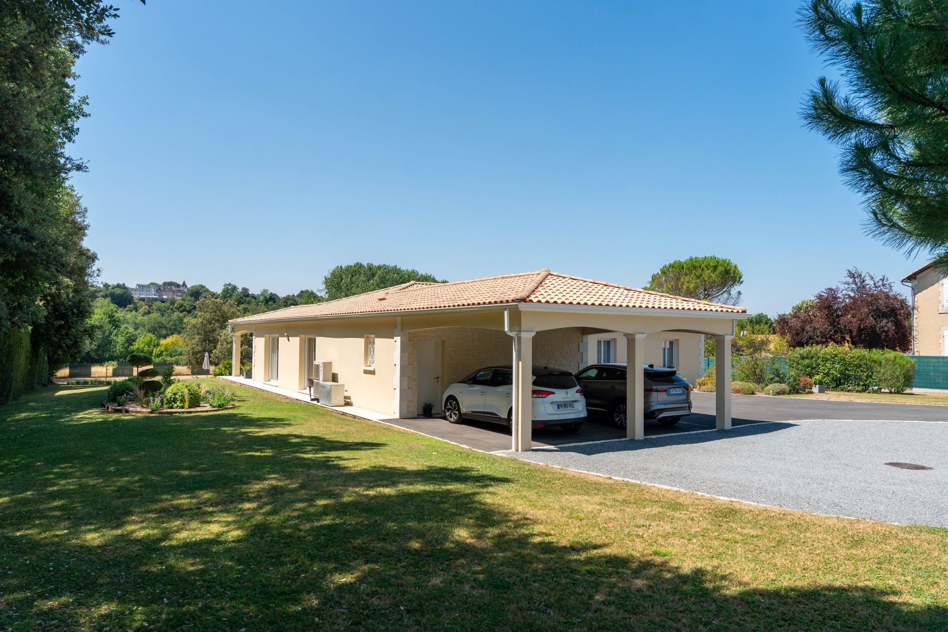 luxury house 5 Rooms for sale on ST BRICE (16100)