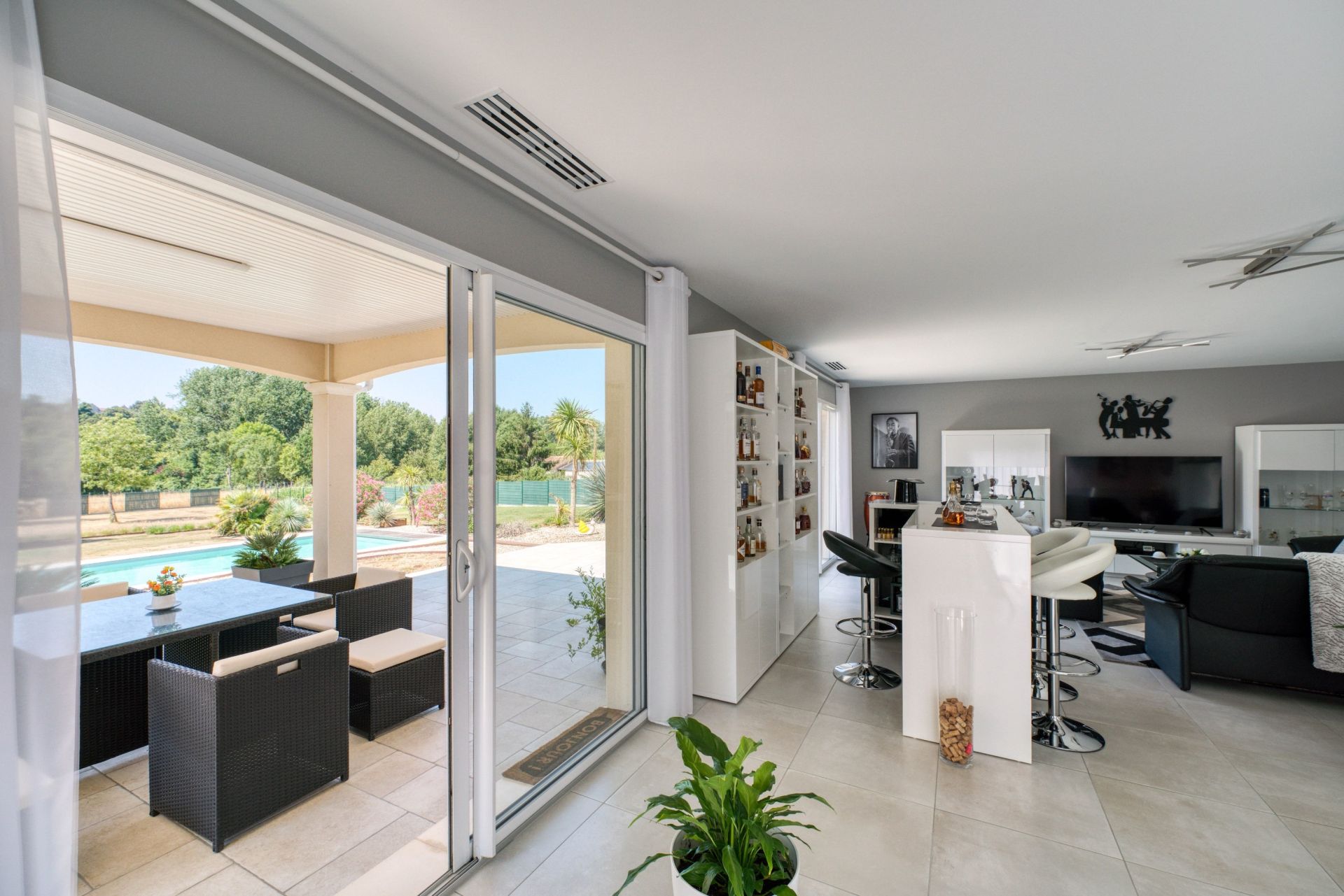 luxury house 5 Rooms for sale on ST BRICE (16100)