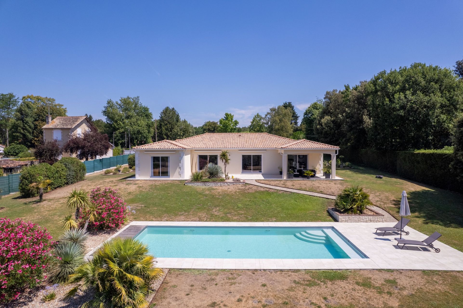 luxury house 5 Rooms for sale on ST BRICE (16100)