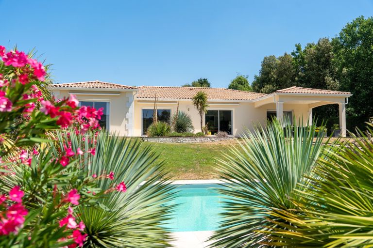 luxury house 5 Rooms for sale on ST BRICE (16100)