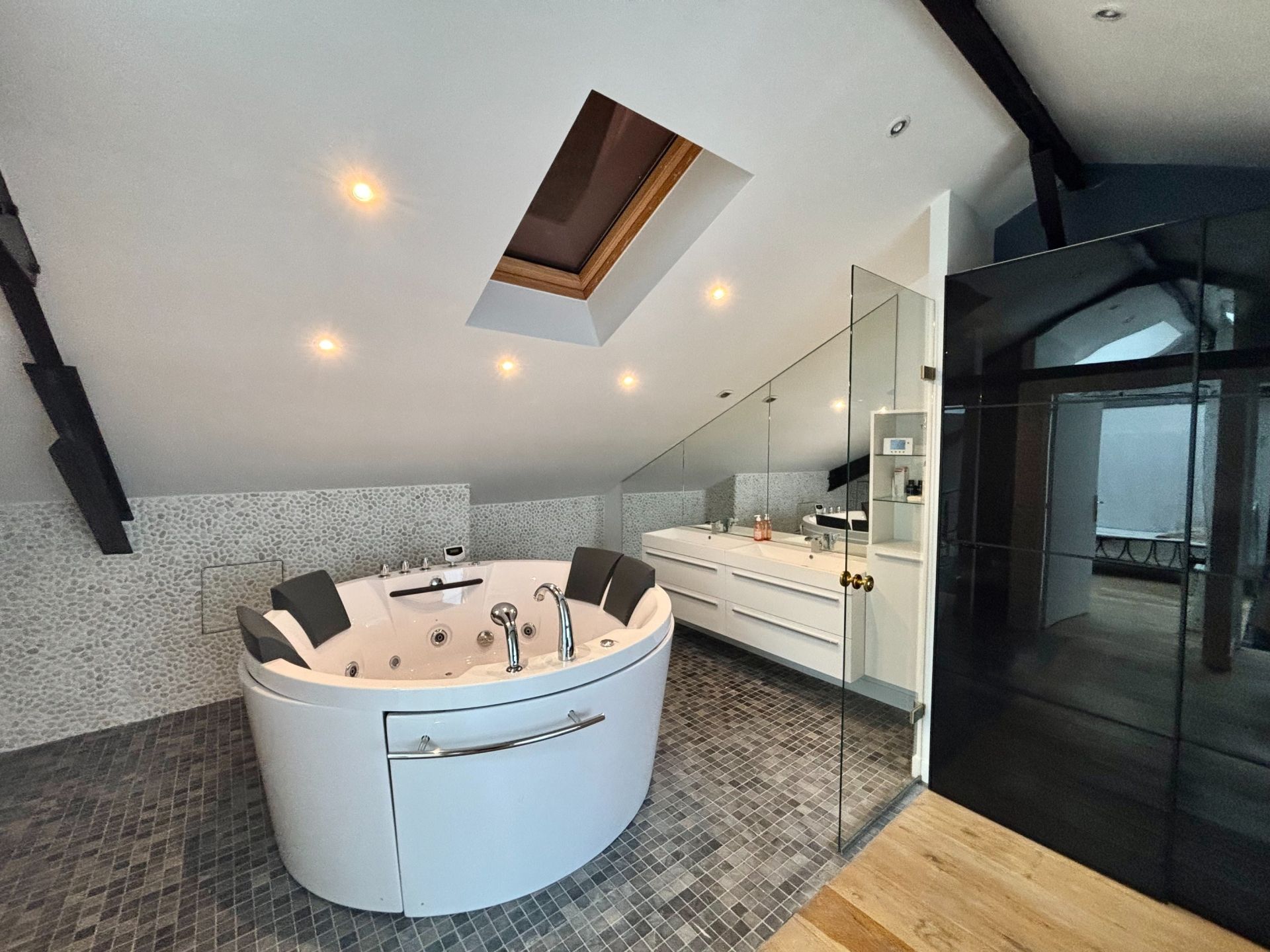 luxury house 7 Rooms for sale on DEAUVILLE (14800)