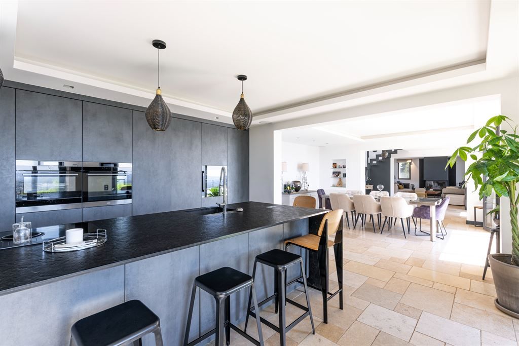 luxury villa 7 Rooms for sale on LE TIGNET (06530)