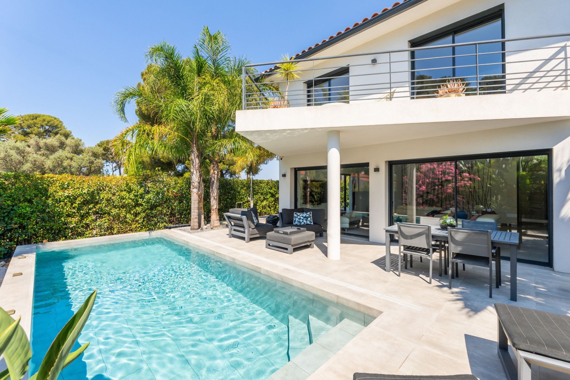 luxury house 5 Rooms for sale on SANARY SUR MER (83110)