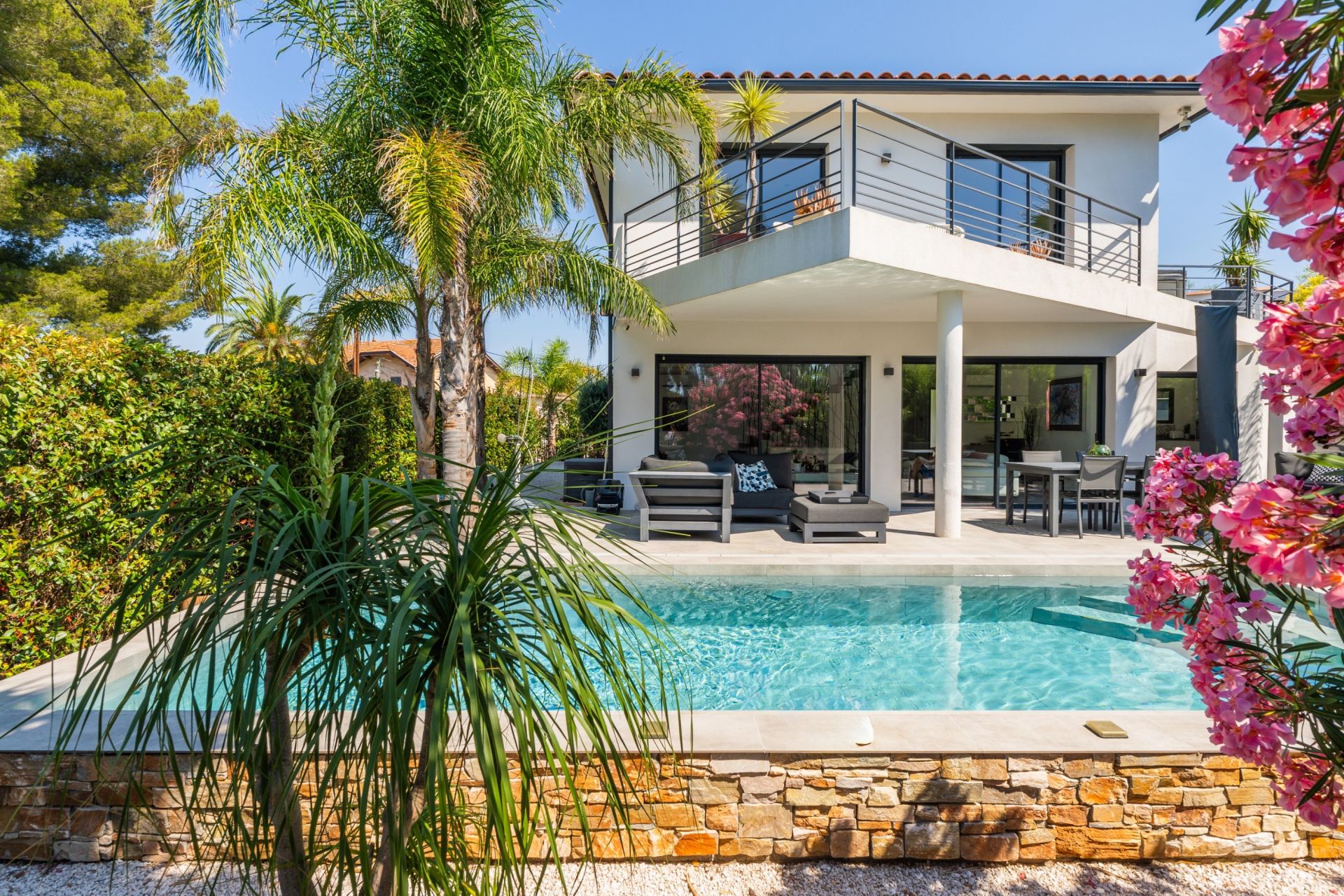 luxury house 5 Rooms for sale on SANARY SUR MER (83110)