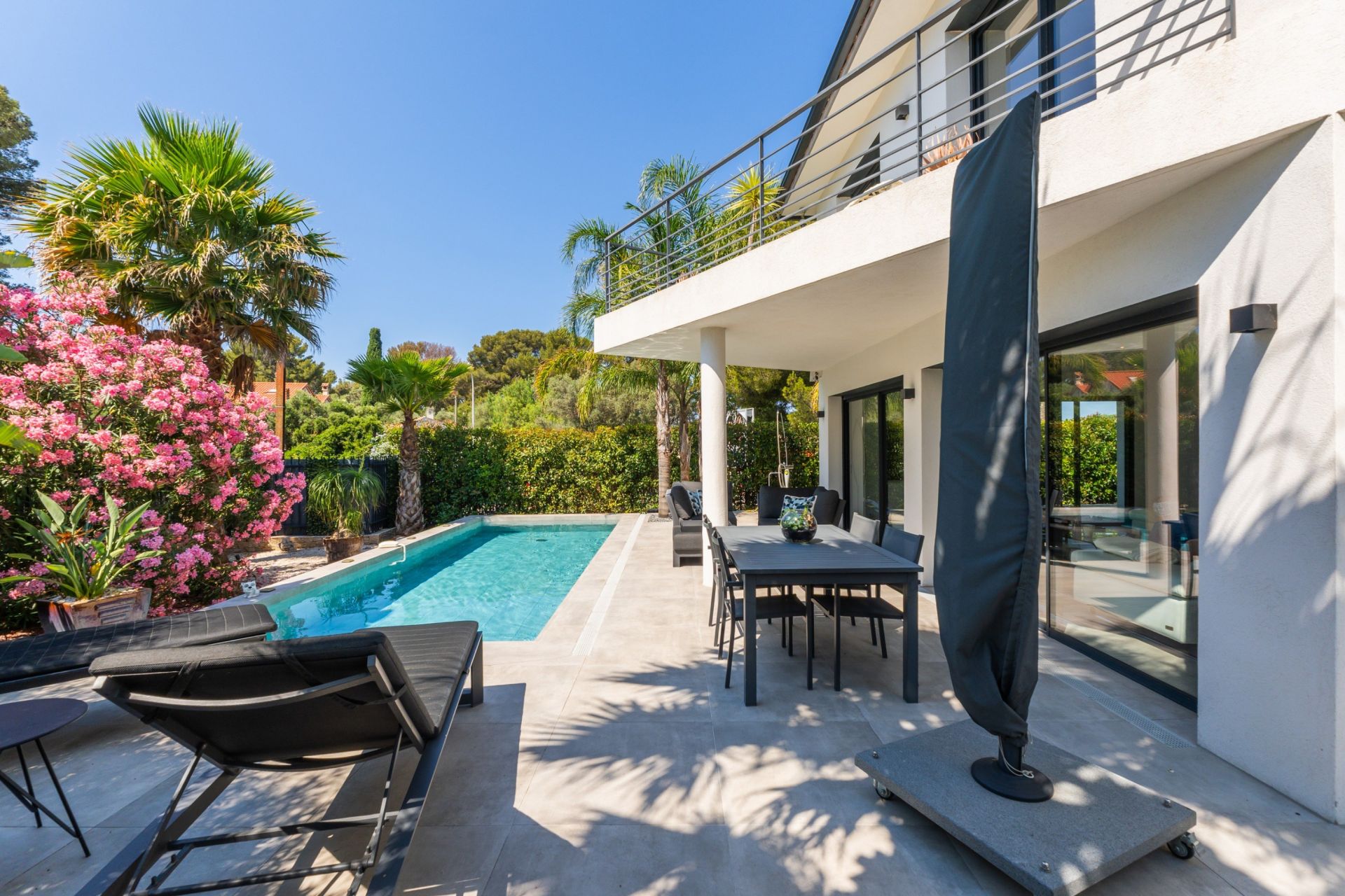 luxury house 5 Rooms for sale on SANARY SUR MER (83110)