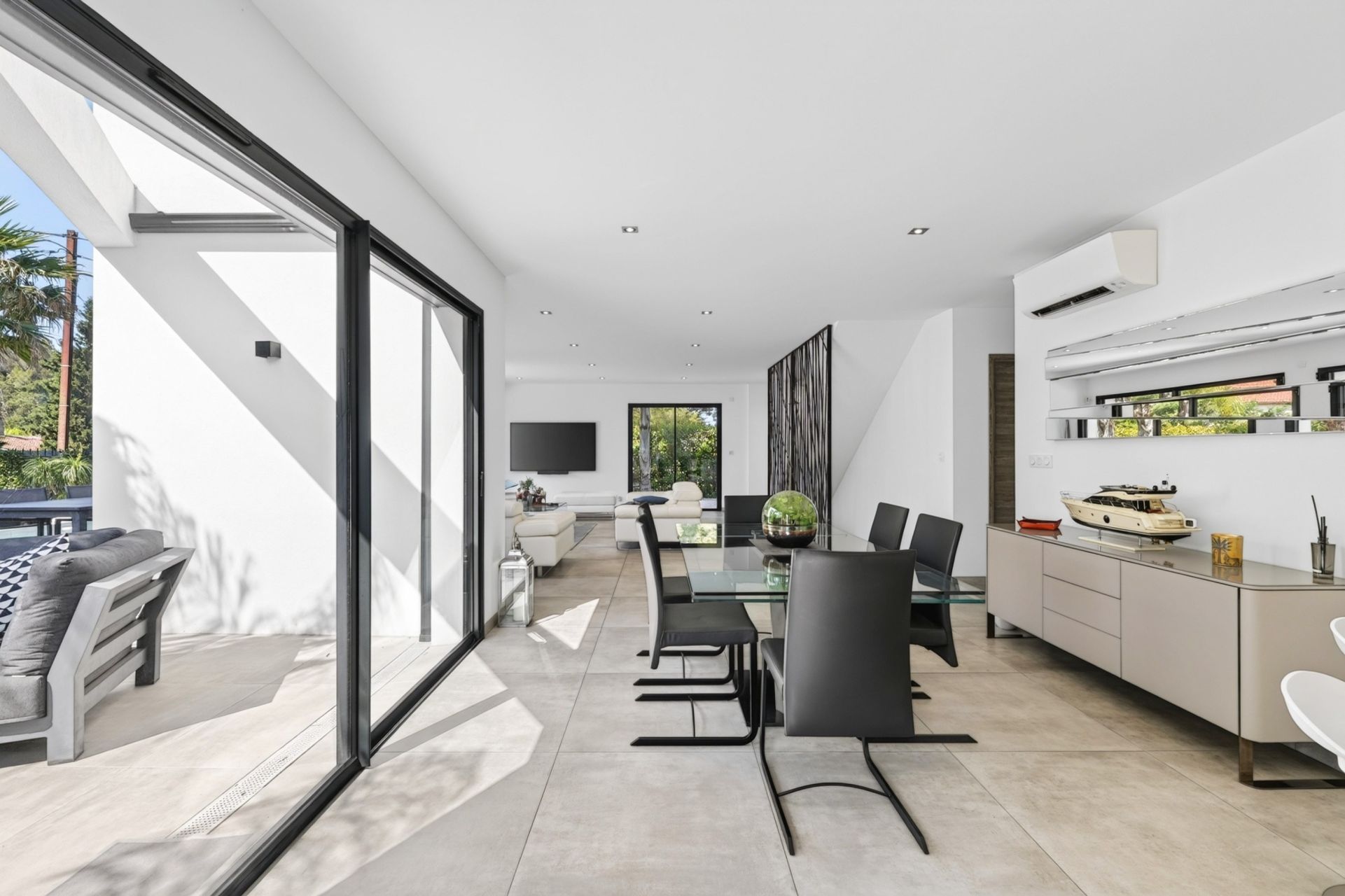 luxury house 5 Rooms for sale on SANARY SUR MER (83110)