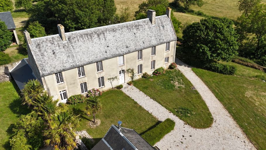 luxury house 8 Rooms for sale on VIERVILLE SUR MER (14710)