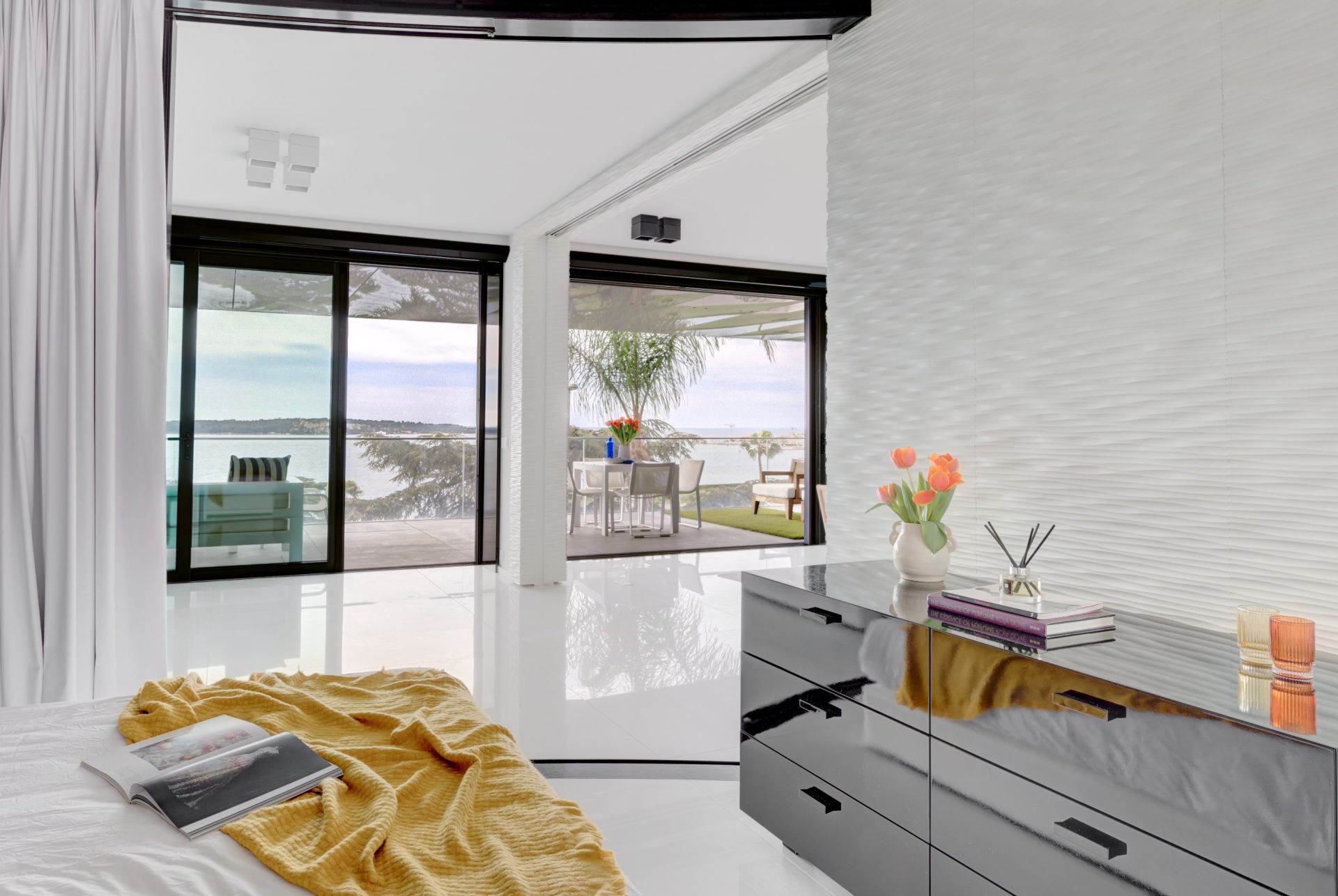 luxury apartment 3 Rooms for sale on CANNES (06400)